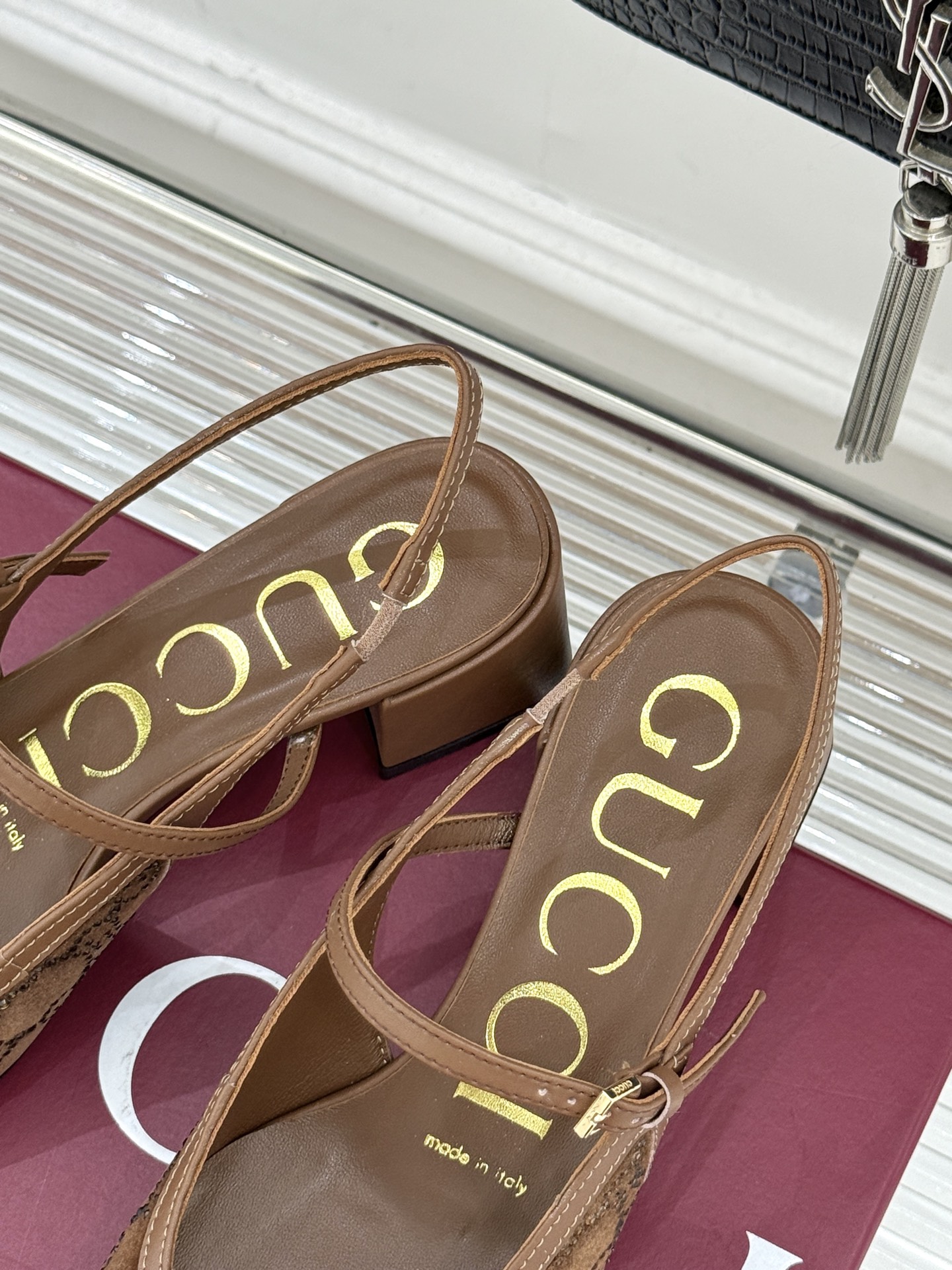 Gucci/古驰25WF新品丝绒水钻方头粗跟后空凉鞋在一双凉鞋上续写百年奢韵。是复古与璀璨的惊艳邂逅让每