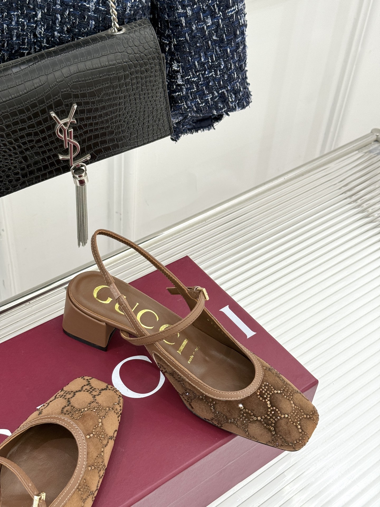 Gucci/古驰25WF新品丝绒水钻方头粗跟后空凉鞋在一双凉鞋上续写百年奢韵。是复古与璀璨的惊艳邂逅让每