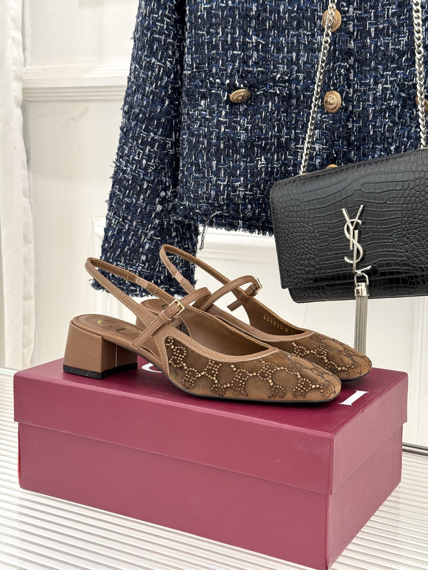 Gucci/古驰25WF新品丝绒水钻方头粗跟后空凉鞋在一双凉鞋上续写百年奢韵。是复古与璀璨的惊艳邂逅让每