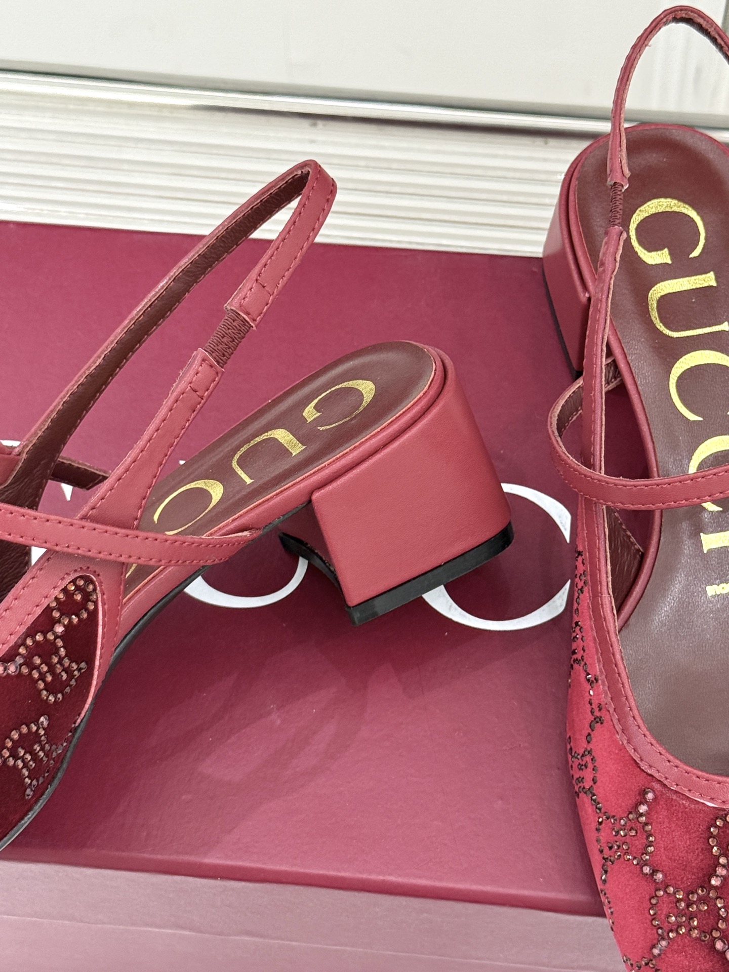 Gucci/古驰25WF新品丝绒水钻方头粗跟后空凉鞋在一双凉鞋上续写百年奢韵。是复古与璀璨的惊艳邂逅让每