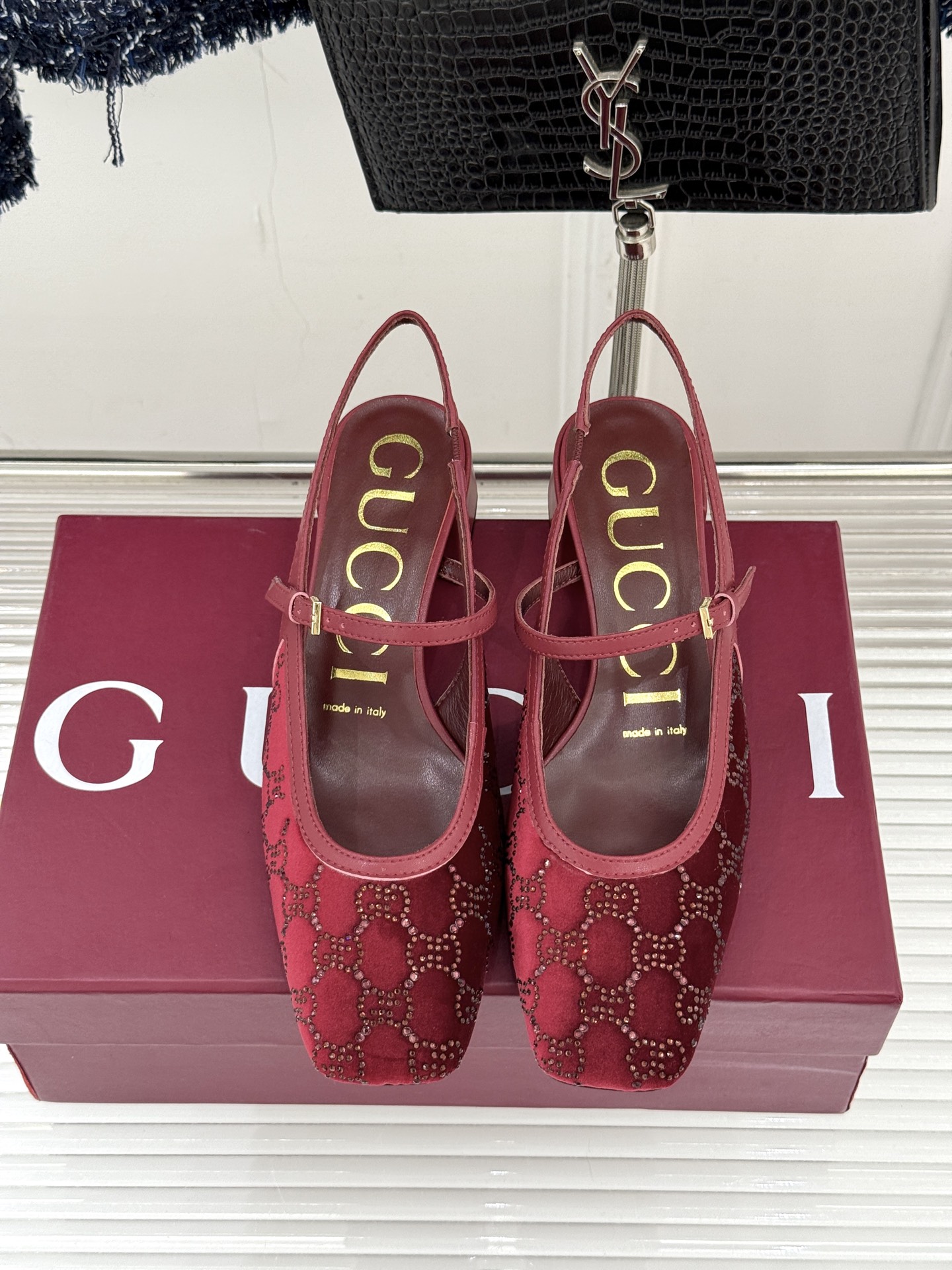 Gucci/古驰25WF新品丝绒水钻方头粗跟后空凉鞋在一双凉鞋上续写百年奢韵。是复古与璀璨的惊艳邂逅让每