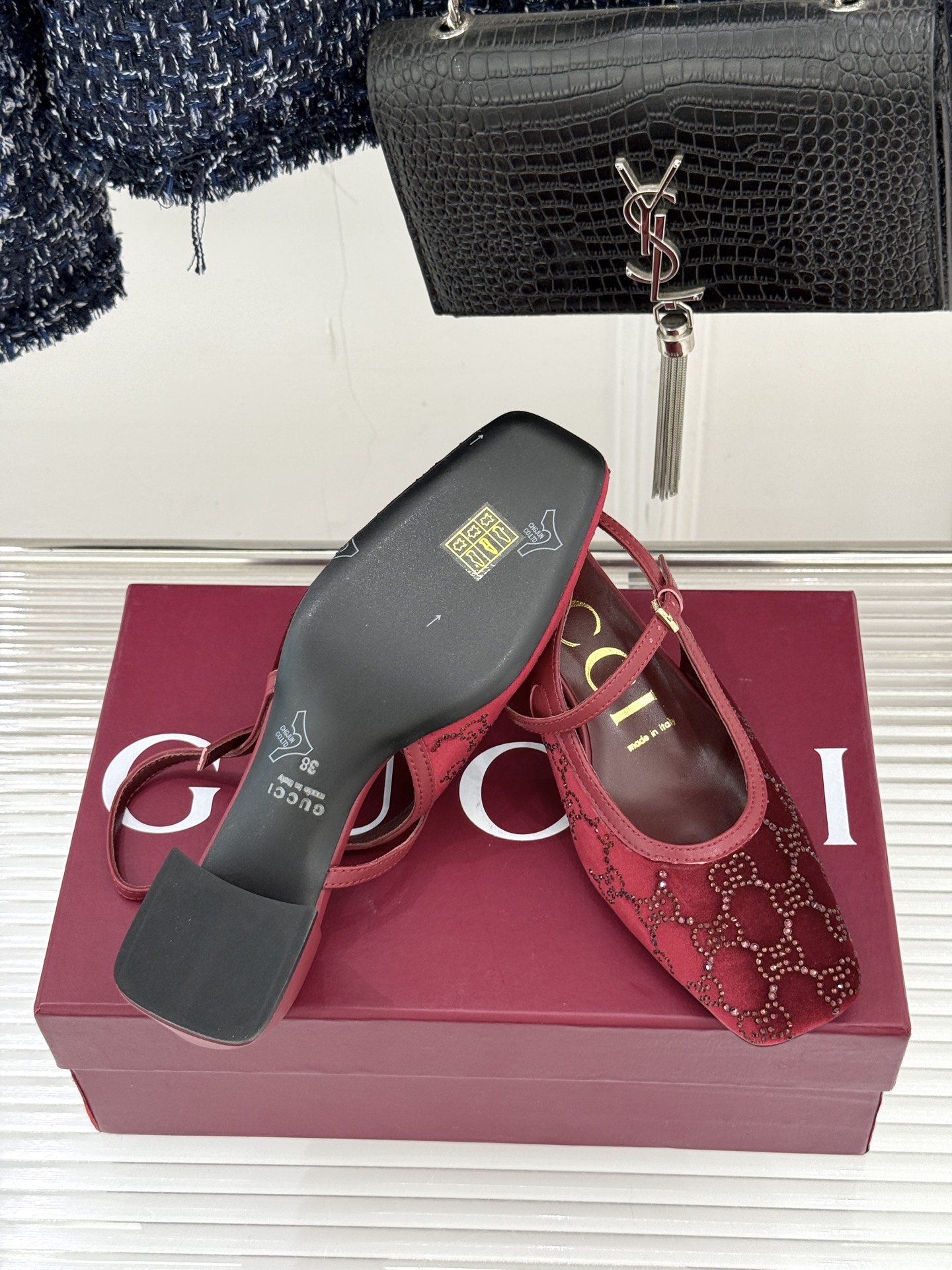 Gucci/古驰25WF新品丝绒水钻方头粗跟后空凉鞋在一双凉鞋上续写百年奢韵。是复古与璀璨的惊艳邂逅让每