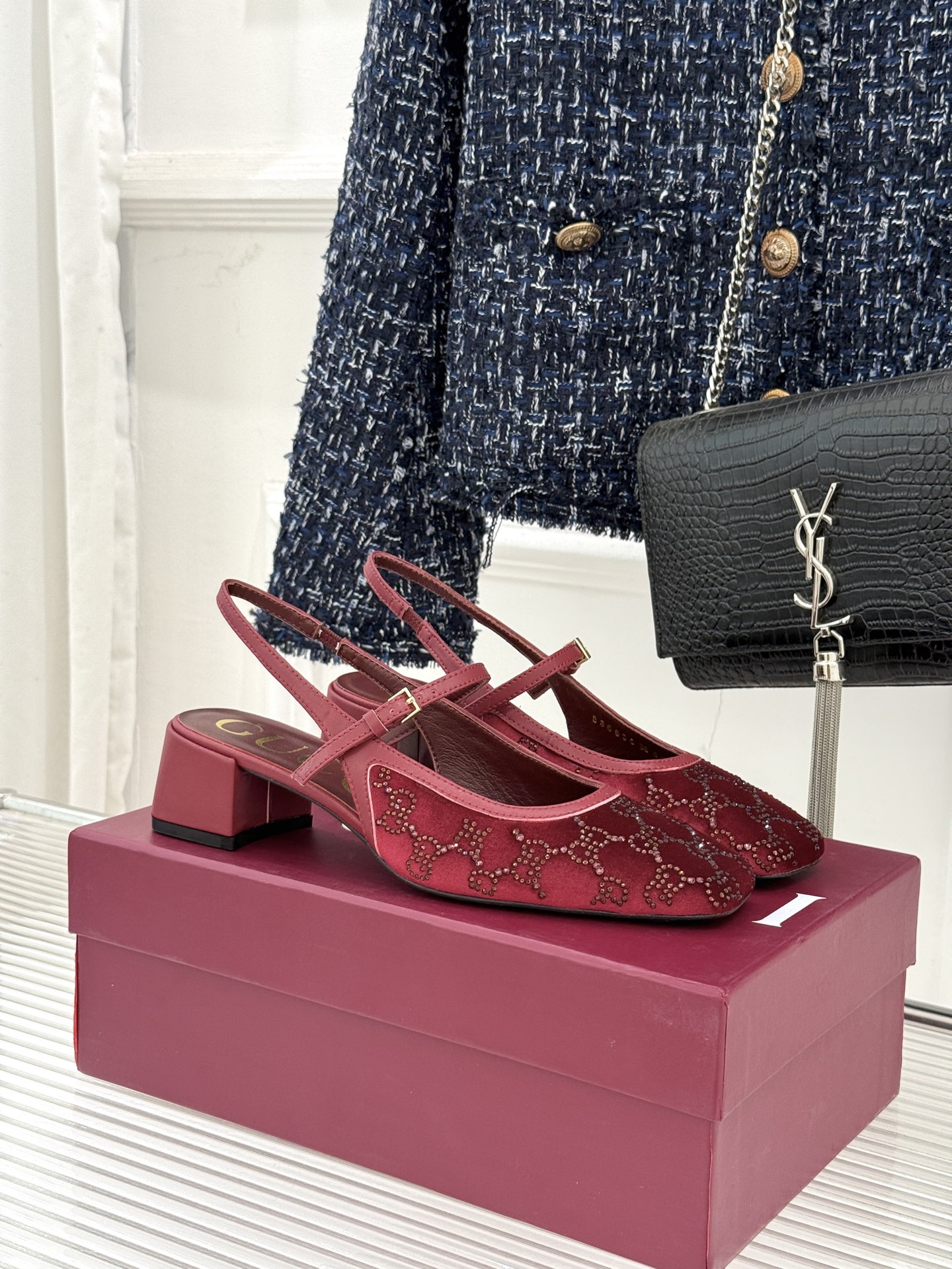 Gucci/古驰25WF新品丝绒水钻方头粗跟后空凉鞋在一双凉鞋上续写百年奢韵。是复古与璀璨的惊艳邂逅让每