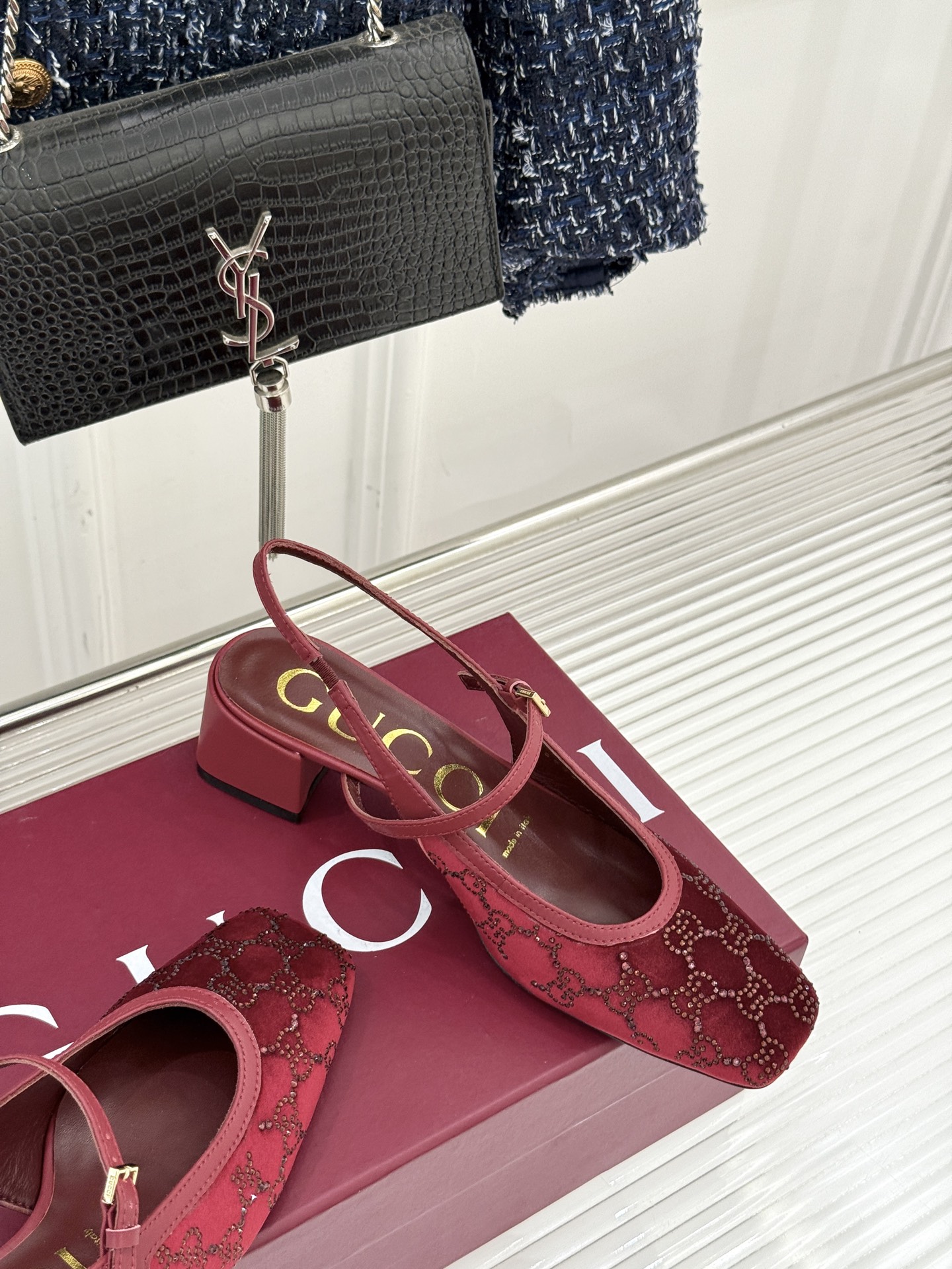 Gucci/古驰25WF新品丝绒水钻方头粗跟后空凉鞋在一双凉鞋上续写百年奢韵。是复古与璀璨的惊艳邂逅让每