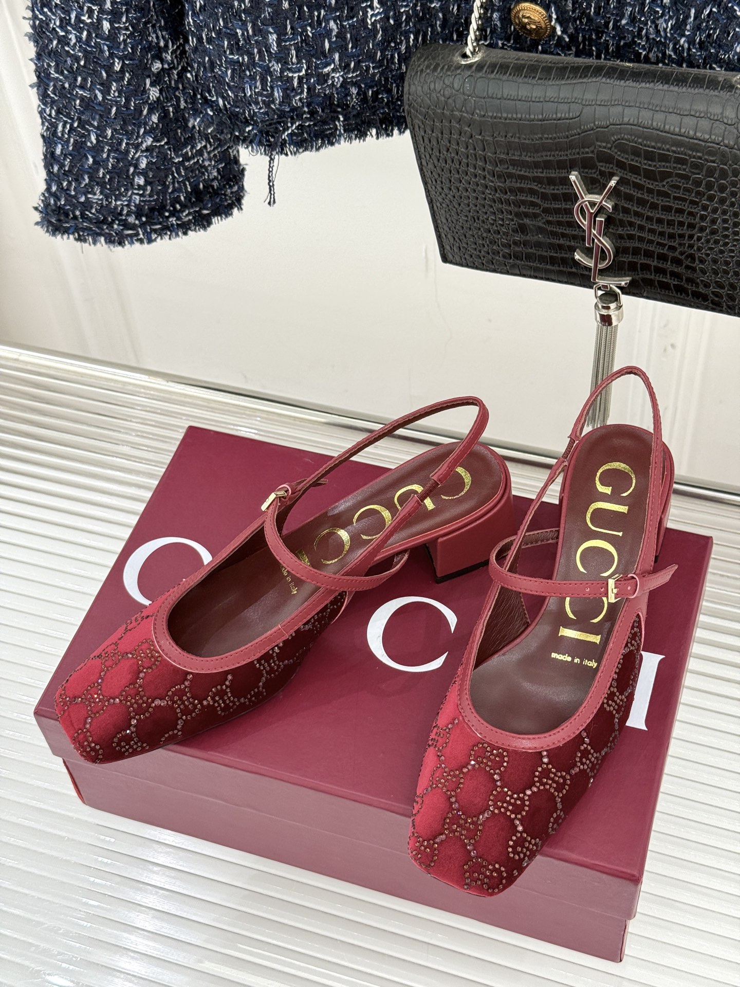 Gucci/古驰25WF新品丝绒水钻方头粗跟后空凉鞋在一双凉鞋上续写百年奢韵。是复古与璀璨的惊艳邂逅让每