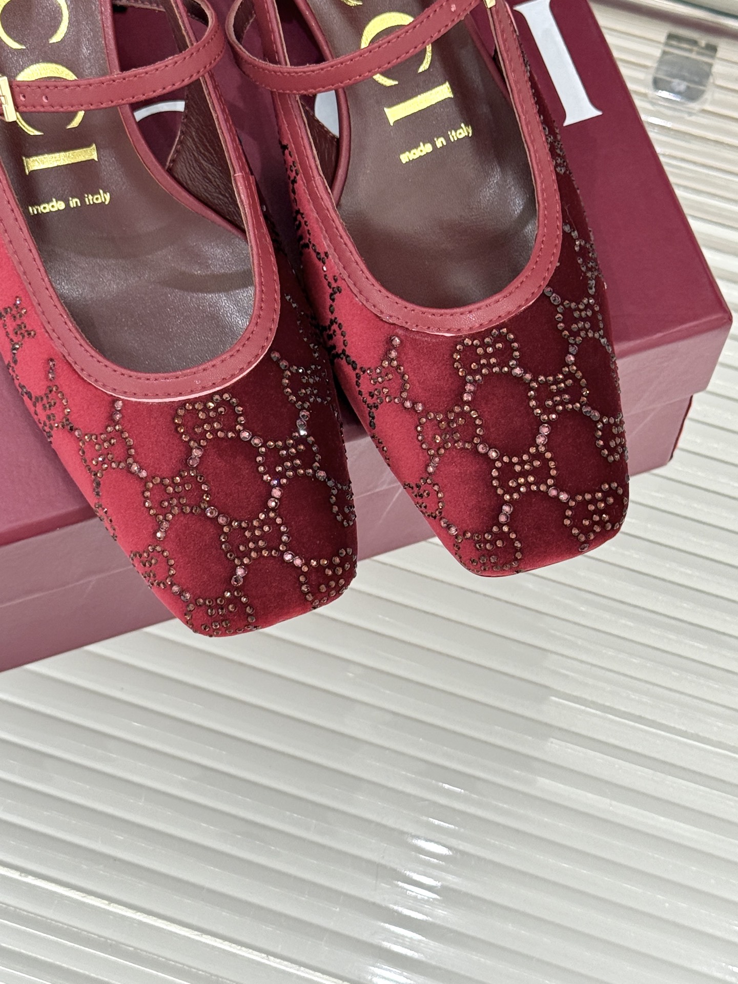 Gucci/古驰25WF新品丝绒水钻方头粗跟后空凉鞋在一双凉鞋上续写百年奢韵。是复古与璀璨的惊艳邂逅让每