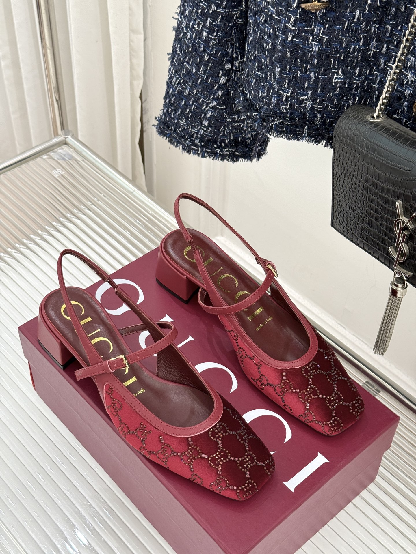 Gucci/古驰25WF新品丝绒水钻方头粗跟后空凉鞋在一双凉鞋上续写百年奢韵。是复古与璀璨的惊艳邂逅让每