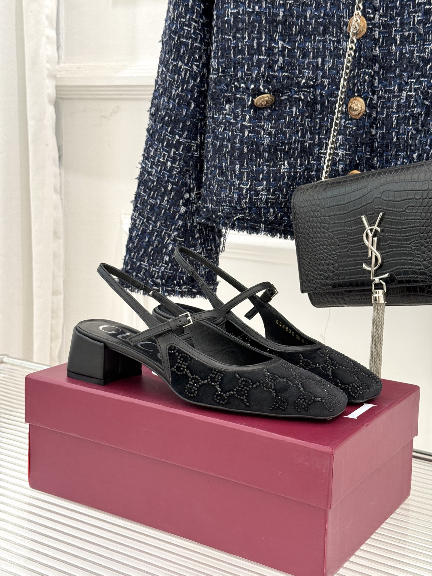 NO:706174,Gucci/Gucci 25WF new velvet rhinestone square toe sandals with thick heels and empty backs continue to write a century of luxury on a pair of sandals. It is a stunning encounter between retro and brilliance, giving every step its own highlight. Injecting a sharp edge into the soft texture of velvet collides with a wonderful balance between classic and modern. The delicate texture hides French laziness, and the faint exposure of skin when walking adds to the charm.  Each selected rhinestone is inlaid by hand, reflecting rich layers of dazzling luster under the light, just like the stars are crushed on the shoes. From the attire moment of the castle dinner to the casual scene of strolling on the street, it can not only hold up the grandeur of the haute couture dress, but also hold the looseness of the denim skirt. This is Gucci's unique retro luxury. The fabric is made of original customized mesh rhinestones, and the lining of the toes is made of sheepskin. Genuine leather boots imported from Italy  size35-39 (customized 40/41/42), sandals, gucci, gucci, sandals, skirts, sheepskin19860909Gucci/古驰25WF新品丝绒水钻方头 粗跟后空凉鞋 在一双凉鞋上续写百年奢韵. 是复古与璀璨的惊艳邂逅 让每一步都自带高光. 在丝绒的柔润质感中注入利落锋芒 碰撞出经典与现代的绝妙平衡. 细腻肌理藏着法式慵懒 行走间隐约露肤更添风情 每一颗甄选的水钻都经由手工镶嵌 在光线下折射出层次丰富的璀璨光泽 恰似将星河揉碎在了鞋履之上. 从古堡晚宴的盛装时刻 到街头漫步的随性光景 既可撑得起高定礼服的隆重 也能hold住牛仔长裙的松弛 这便是Gucci独有的复古奢华 面料采用原版定制网纱水钻 内里踮脚均为羊皮 意大利进口真皮大 size35-39（40/41/42定制）,凉鞋,gucci,gucci,sandals,skirts,sheepskin,Women's Shoes