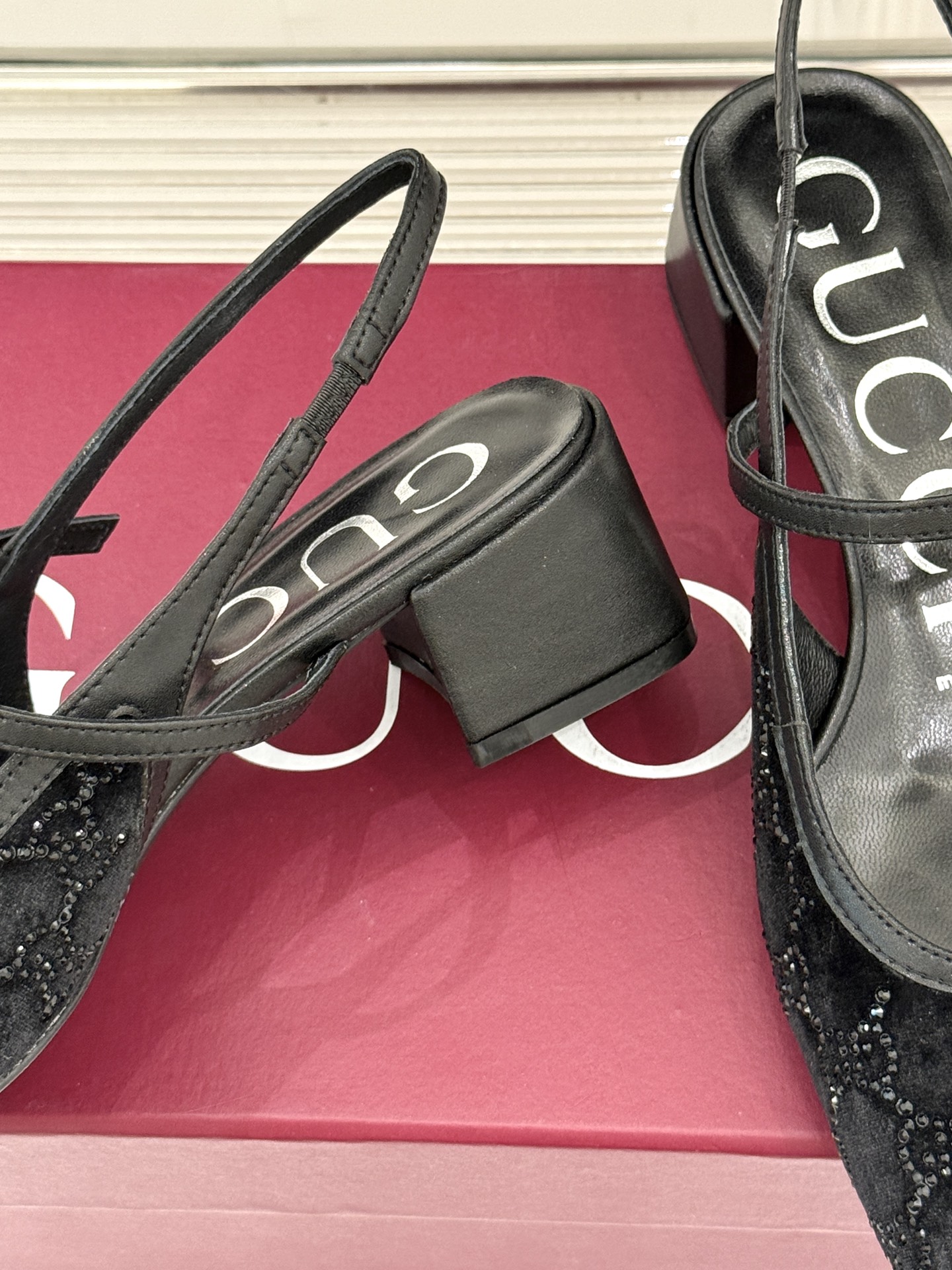 Gucci/古驰25WF新品丝绒水钻方头粗跟后空凉鞋在一双凉鞋上续写百年奢韵。是复古与璀璨的惊艳邂逅让每