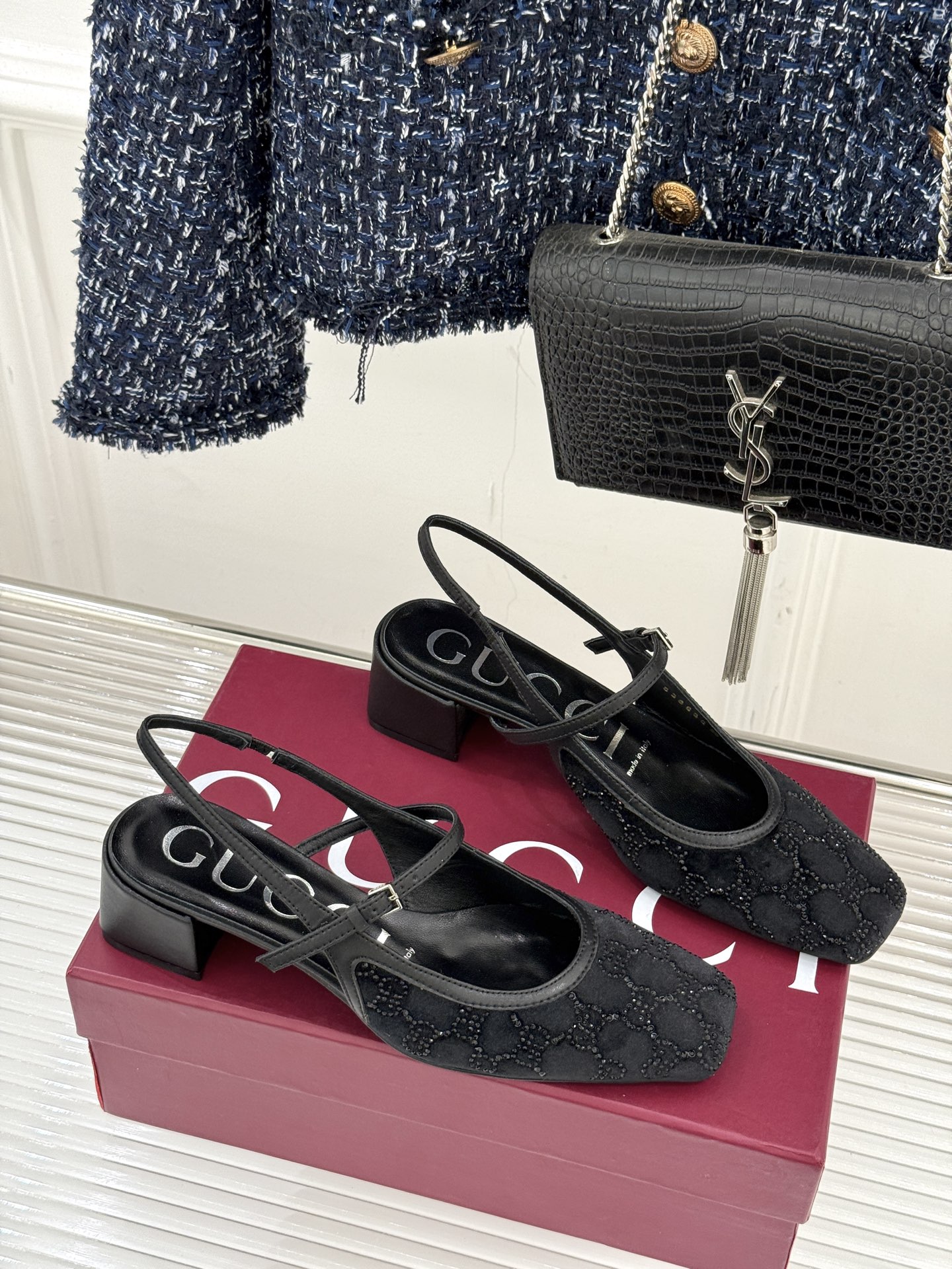 Gucci/古驰25WF新品丝绒水钻方头粗跟后空凉鞋在一双凉鞋上续写百年奢韵。是复古与璀璨的惊艳邂逅让每