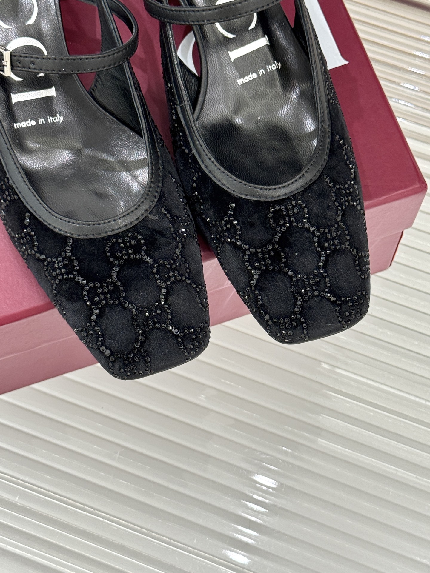 Gucci/古驰25WF新品丝绒水钻方头粗跟后空凉鞋在一双凉鞋上续写百年奢韵。是复古与璀璨的惊艳邂逅让每