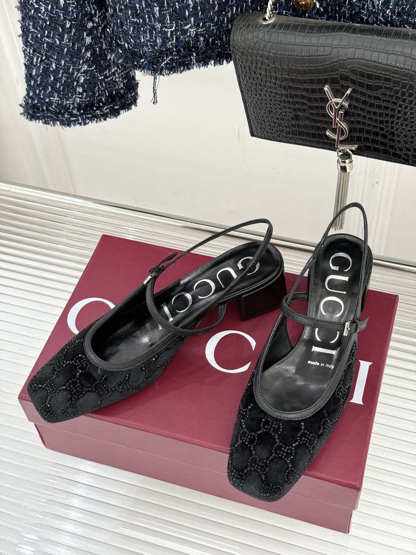 Gucci/古驰25WF新品丝绒水钻方头粗跟后空凉鞋在一双凉鞋上续写百年奢韵。是复古与璀璨的惊艳邂逅让每