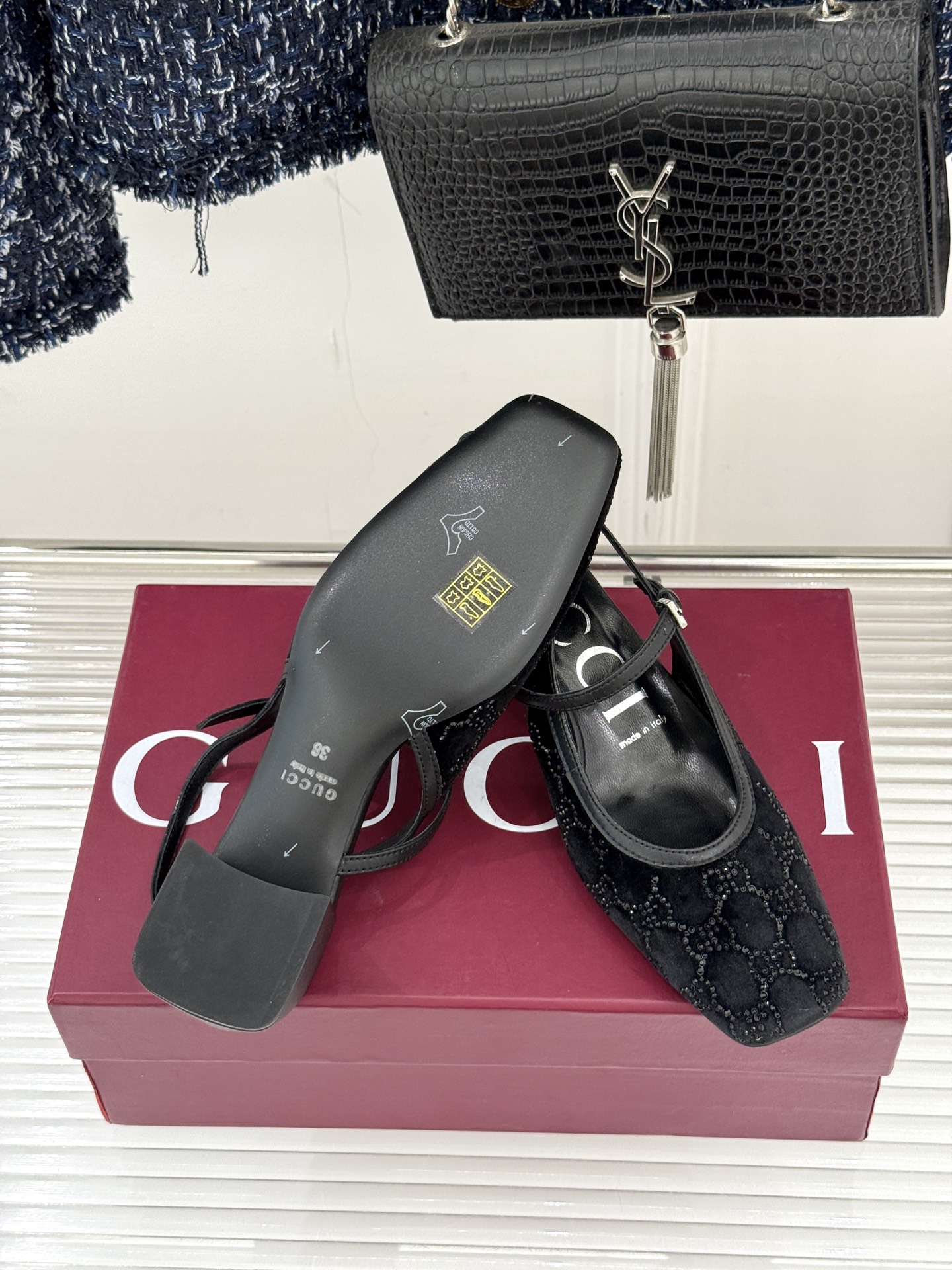 Gucci/古驰25WF新品丝绒水钻方头粗跟后空凉鞋在一双凉鞋上续写百年奢韵。是复古与璀璨的惊艳邂逅让每