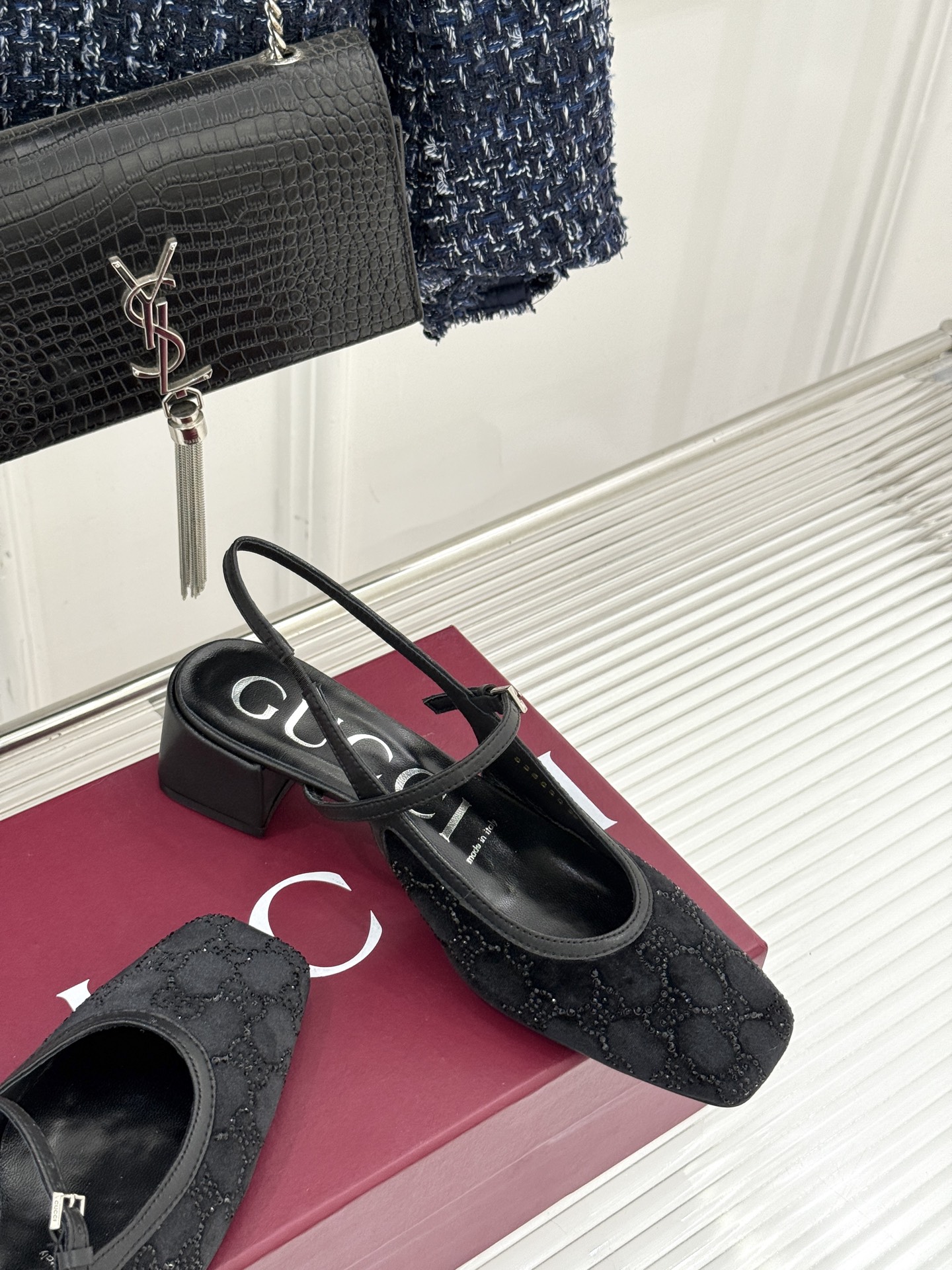 Gucci/古驰25WF新品丝绒水钻方头粗跟后空凉鞋在一双凉鞋上续写百年奢韵。是复古与璀璨的惊艳邂逅让每