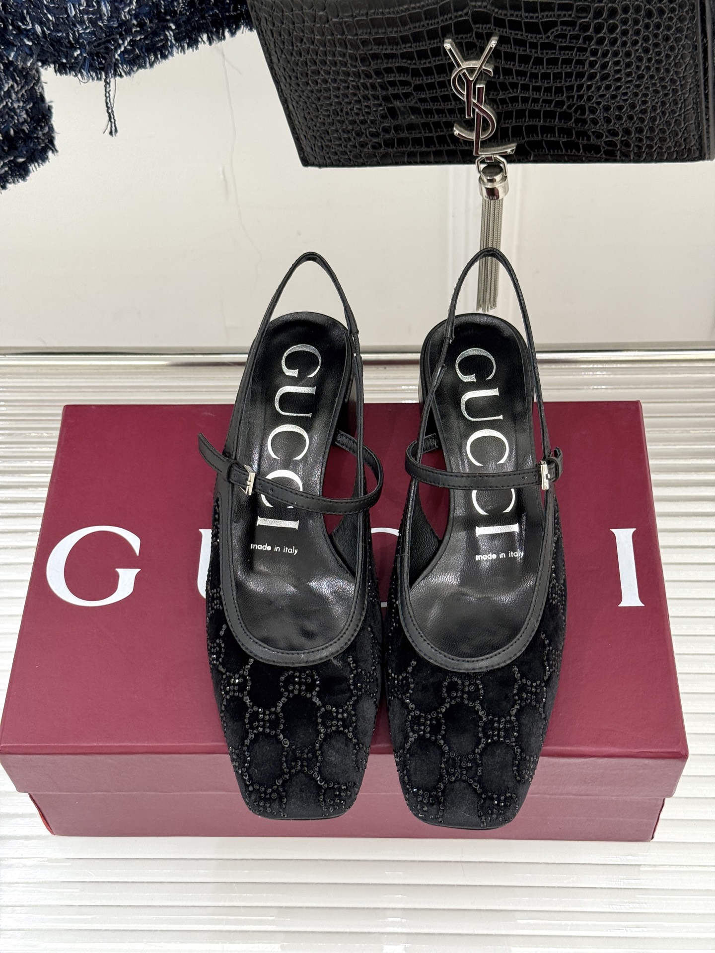 Gucci/古驰25WF新品丝绒水钻方头粗跟后空凉鞋在一双凉鞋上续写百年奢韵。是复古与璀璨的惊艳邂逅让每