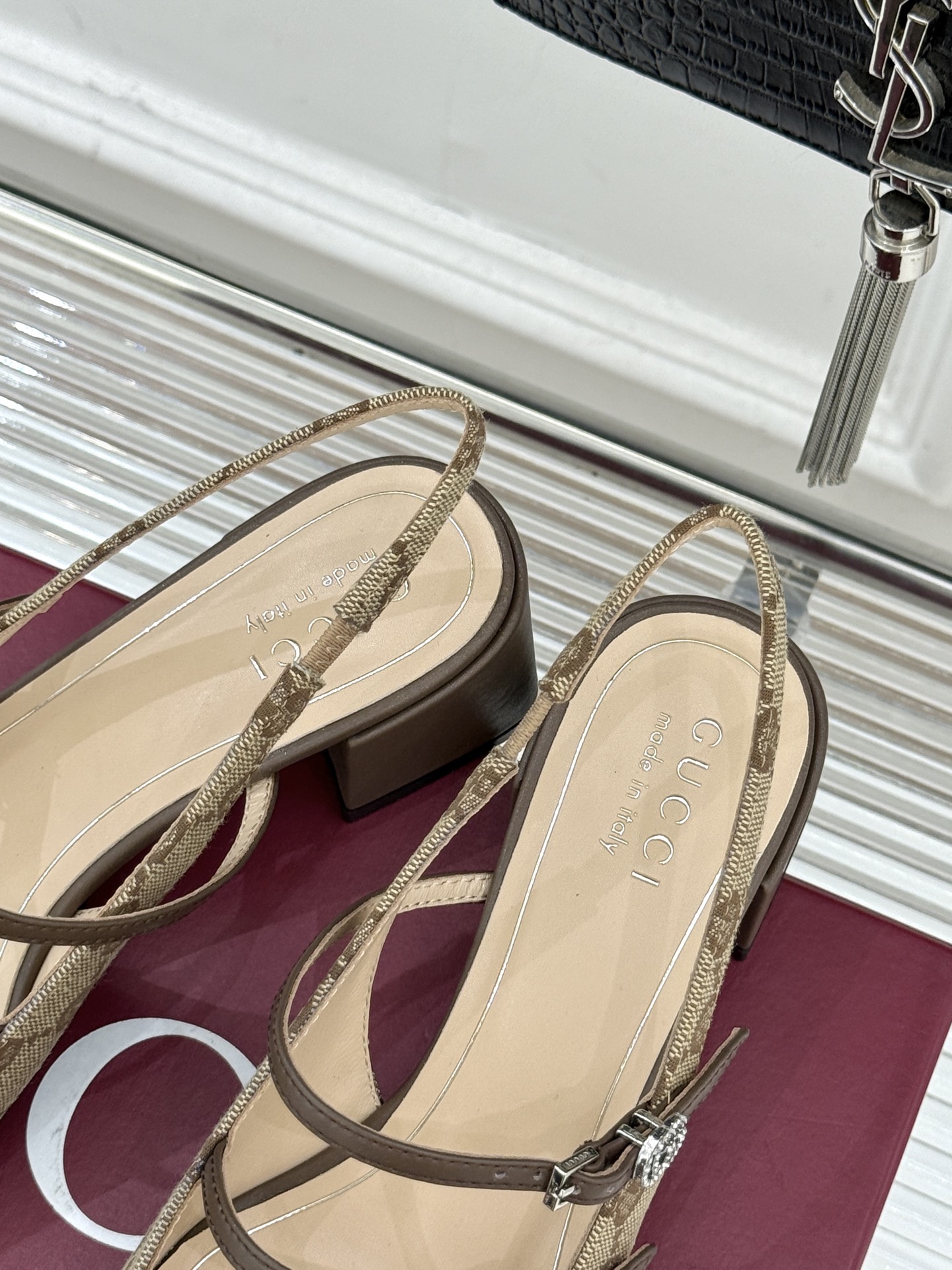 Gucci/古驰25WF水钻双G老花粗跟方头后空凉鞋简直是时尚圈的一颗重磅炸弹💥 方头设计复古又时髦完美