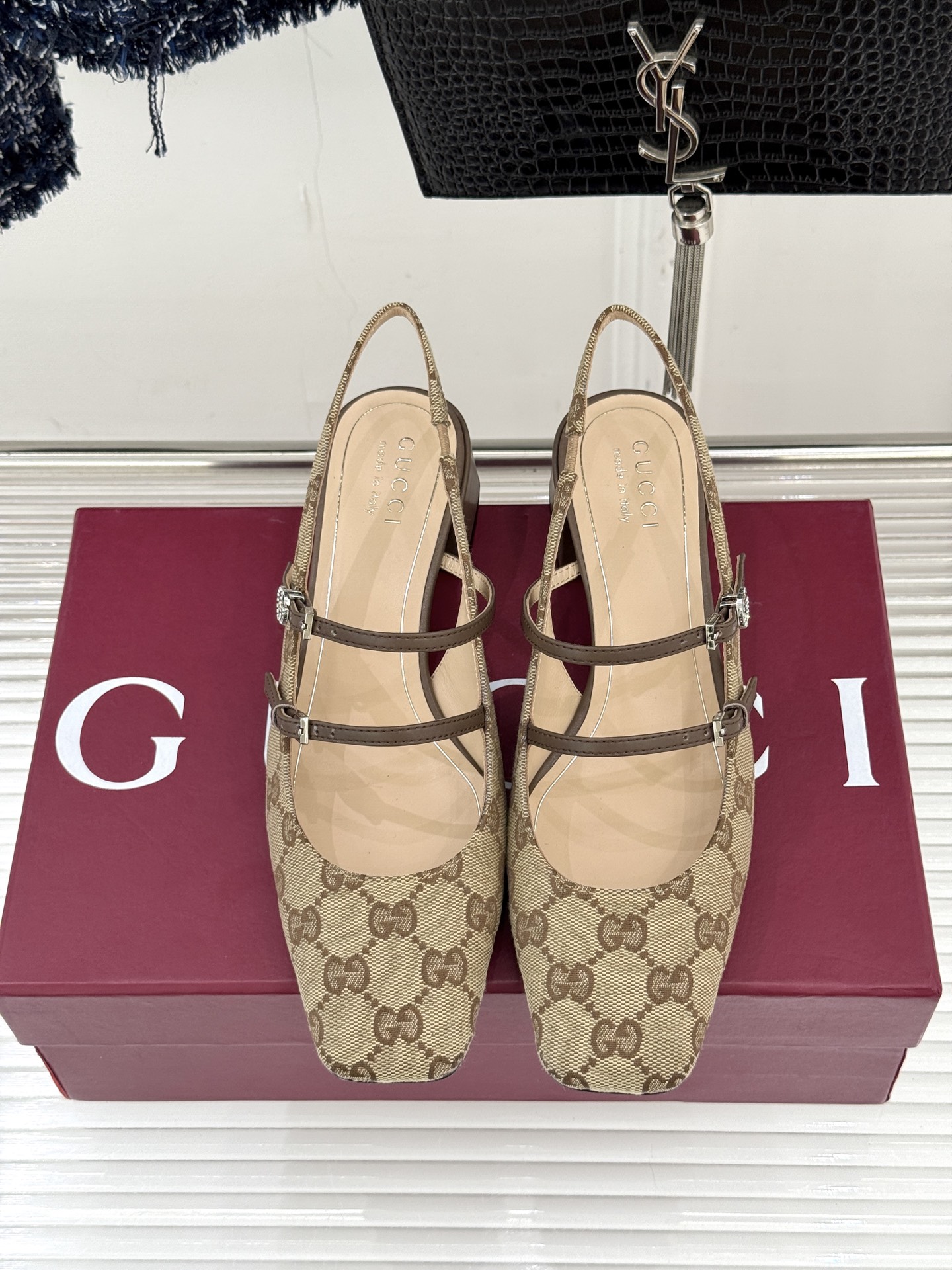 Gucci/古驰25WF水钻双G老花粗跟方头后空凉鞋简直是时尚圈的一颗重磅炸弹💥 方头设计复古又时髦完美