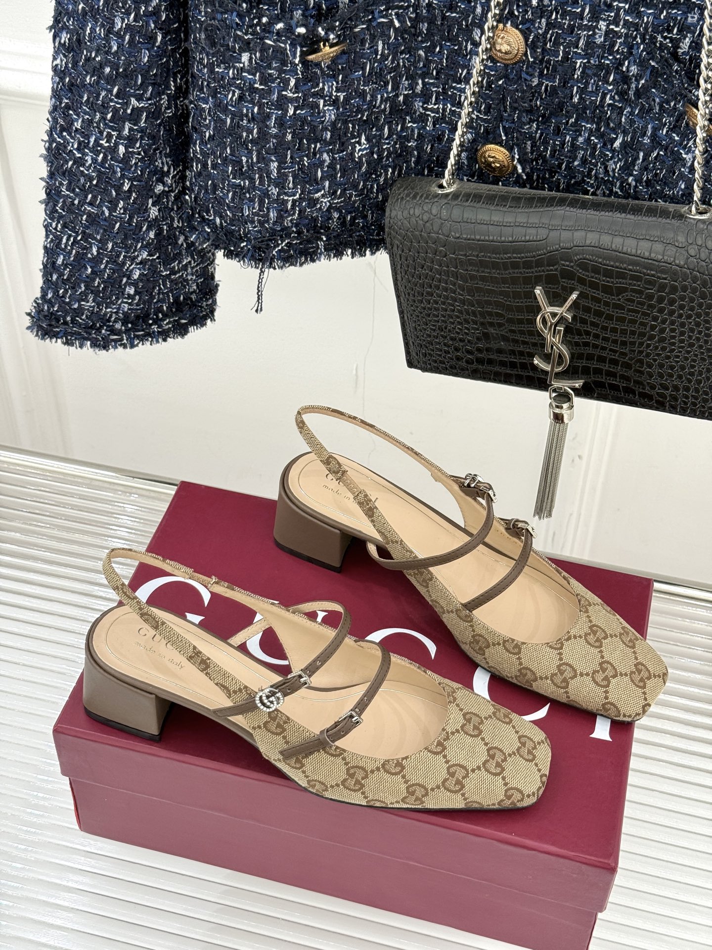 Gucci/古驰25WF水钻双G老花粗跟方头后空凉鞋简直是时尚圈的一颗重磅炸弹💥 方头设计复古又时髦完美