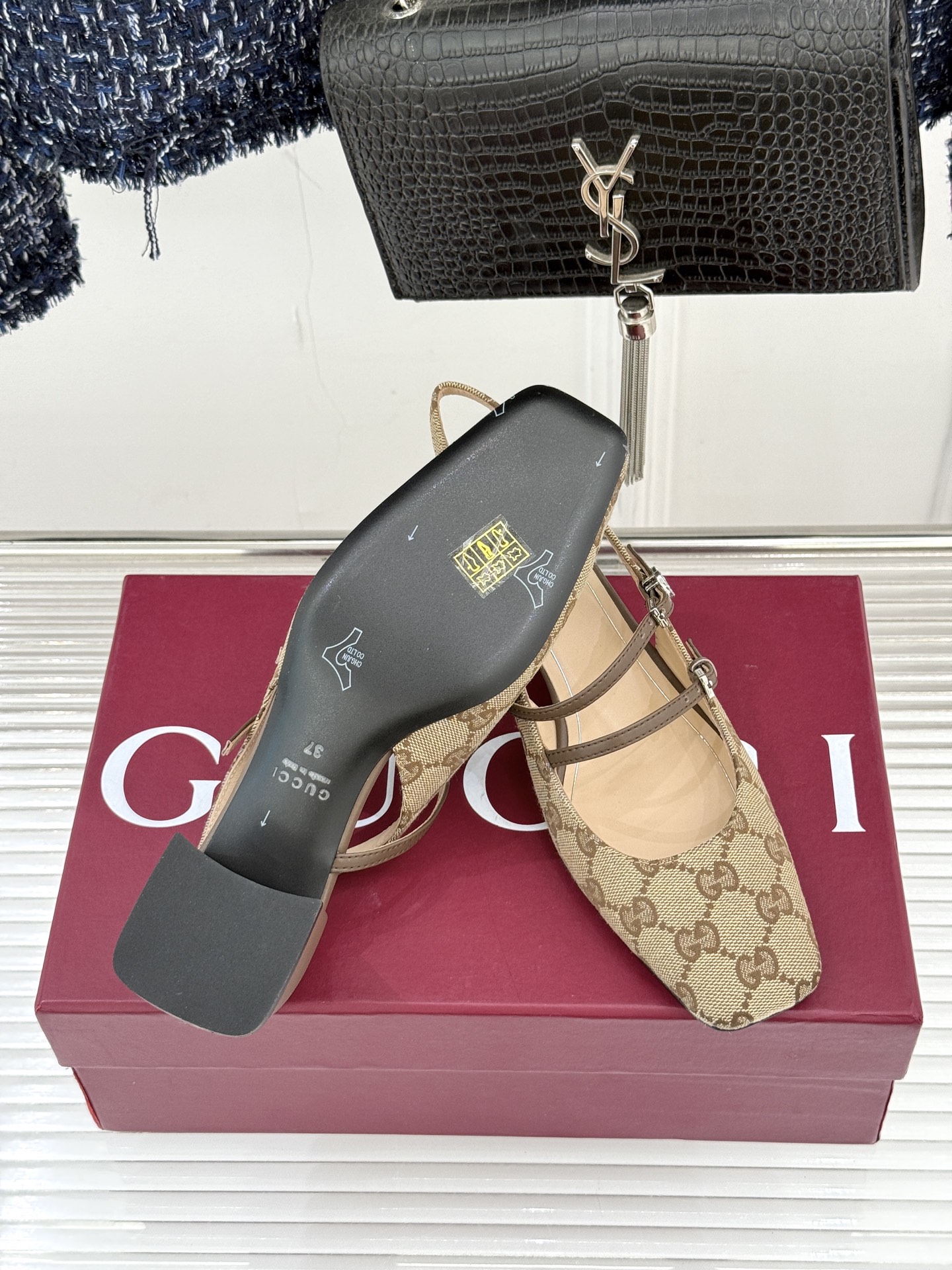 Gucci/古驰25WF水钻双G老花粗跟方头后空凉鞋简直是时尚圈的一颗重磅炸弹💥 方头设计复古又时髦完美