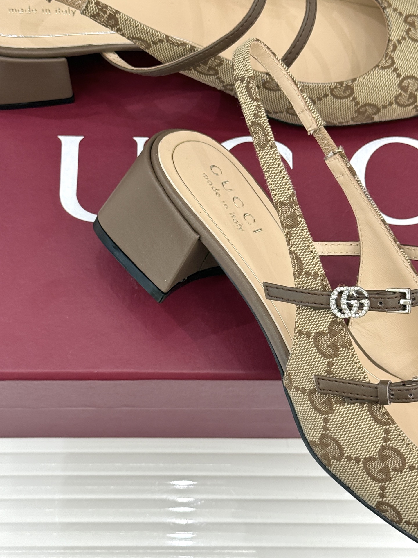 Gucci/古驰25WF水钻双G老花粗跟方头后空凉鞋简直是时尚圈的一颗重磅炸弹💥 方头设计复古又时髦完美