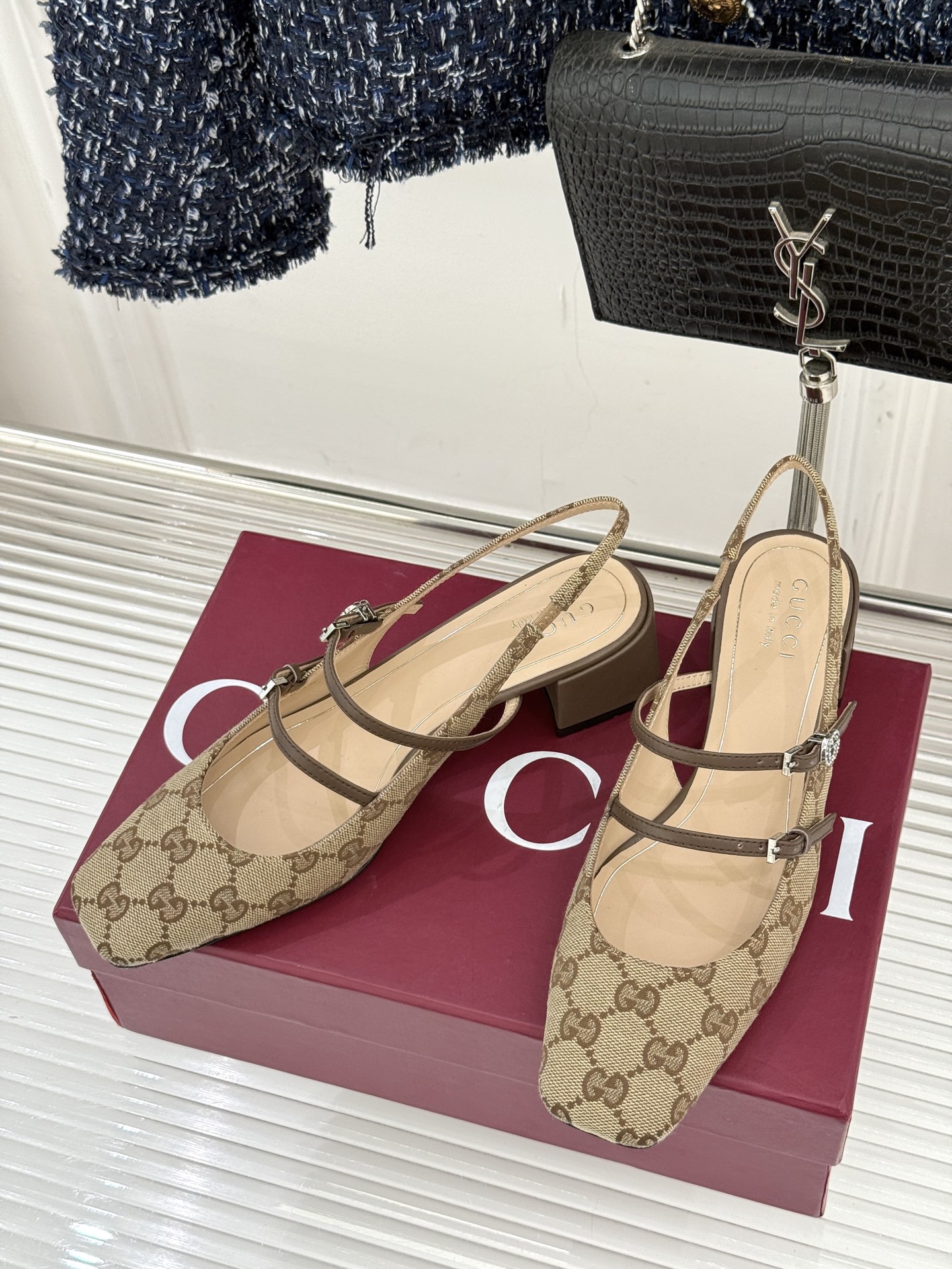 Gucci/古驰25WF水钻双G老花粗跟方头后空凉鞋简直是时尚圈的一颗重磅炸弹💥 方头设计复古又时髦完美