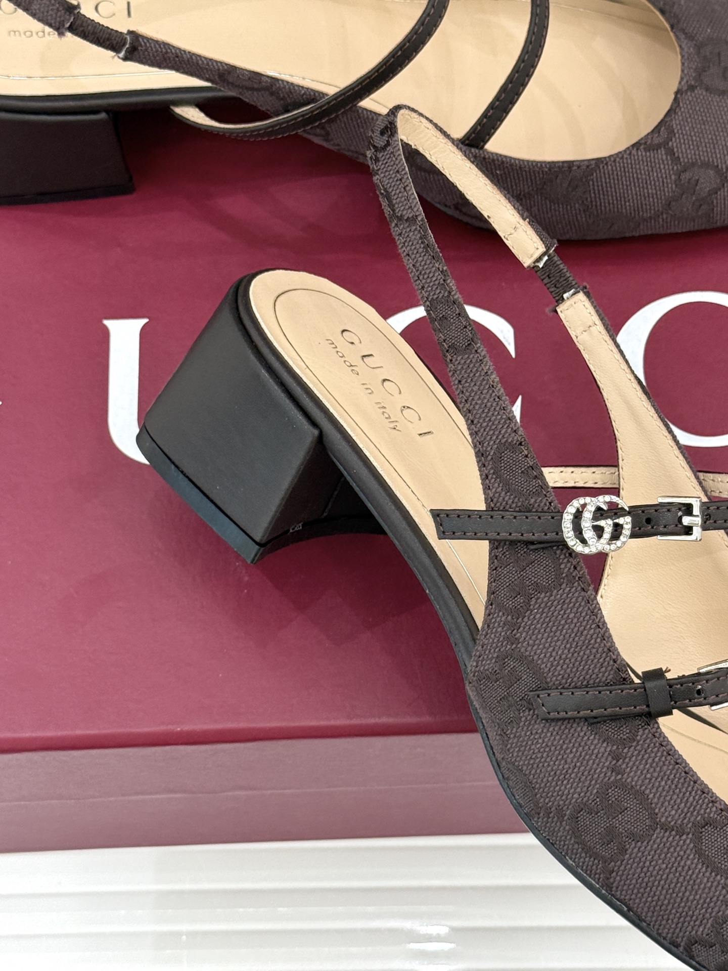 Gucci/古驰25WF水钻双G老花粗跟方头后空凉鞋简直是时尚圈的一颗重磅炸弹💥 方头设计复古又时髦完美