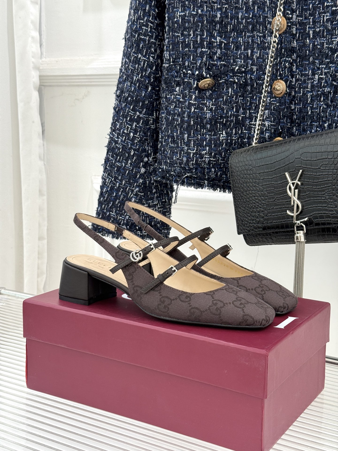 Gucci/古驰25WF水钻双G老花粗跟方头后空凉鞋简直是时尚圈的一颗重磅炸弹💥 方头设计复古又时髦完美