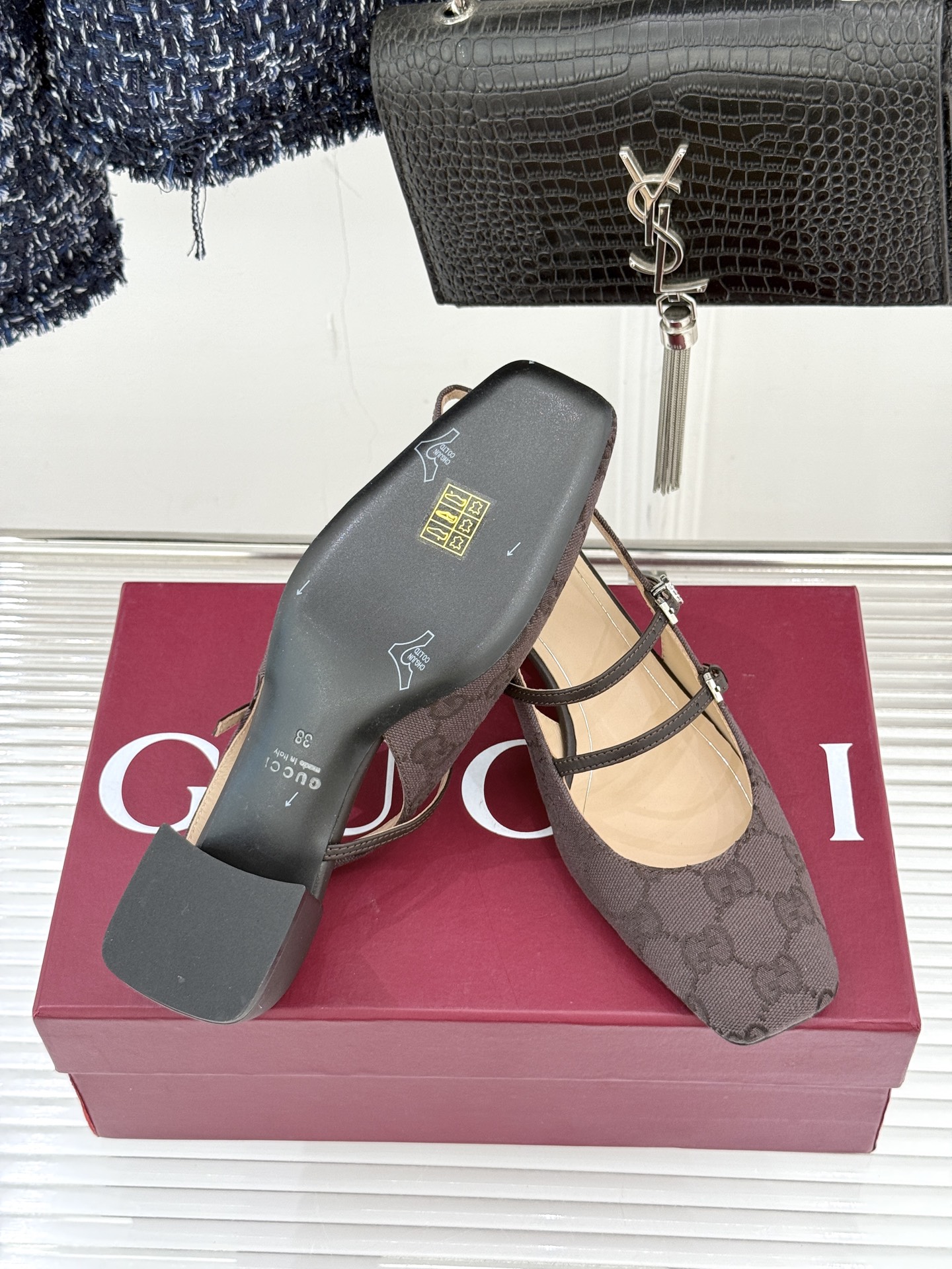 Gucci/古驰25WF水钻双G老花粗跟方头后空凉鞋简直是时尚圈的一颗重磅炸弹💥 方头设计复古又时髦完美