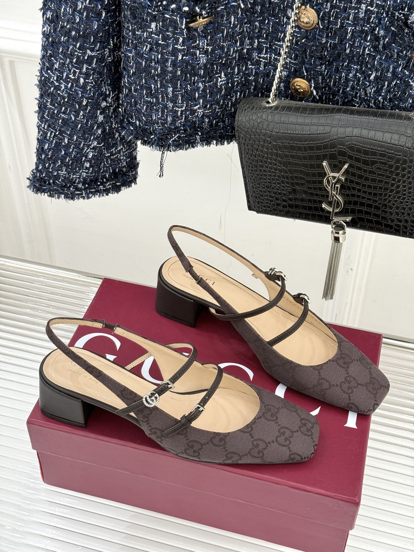 Gucci/古驰25WF水钻双G老花粗跟方头后空凉鞋简直是时尚圈的一颗重磅炸弹💥 方头设计复古又时髦完美