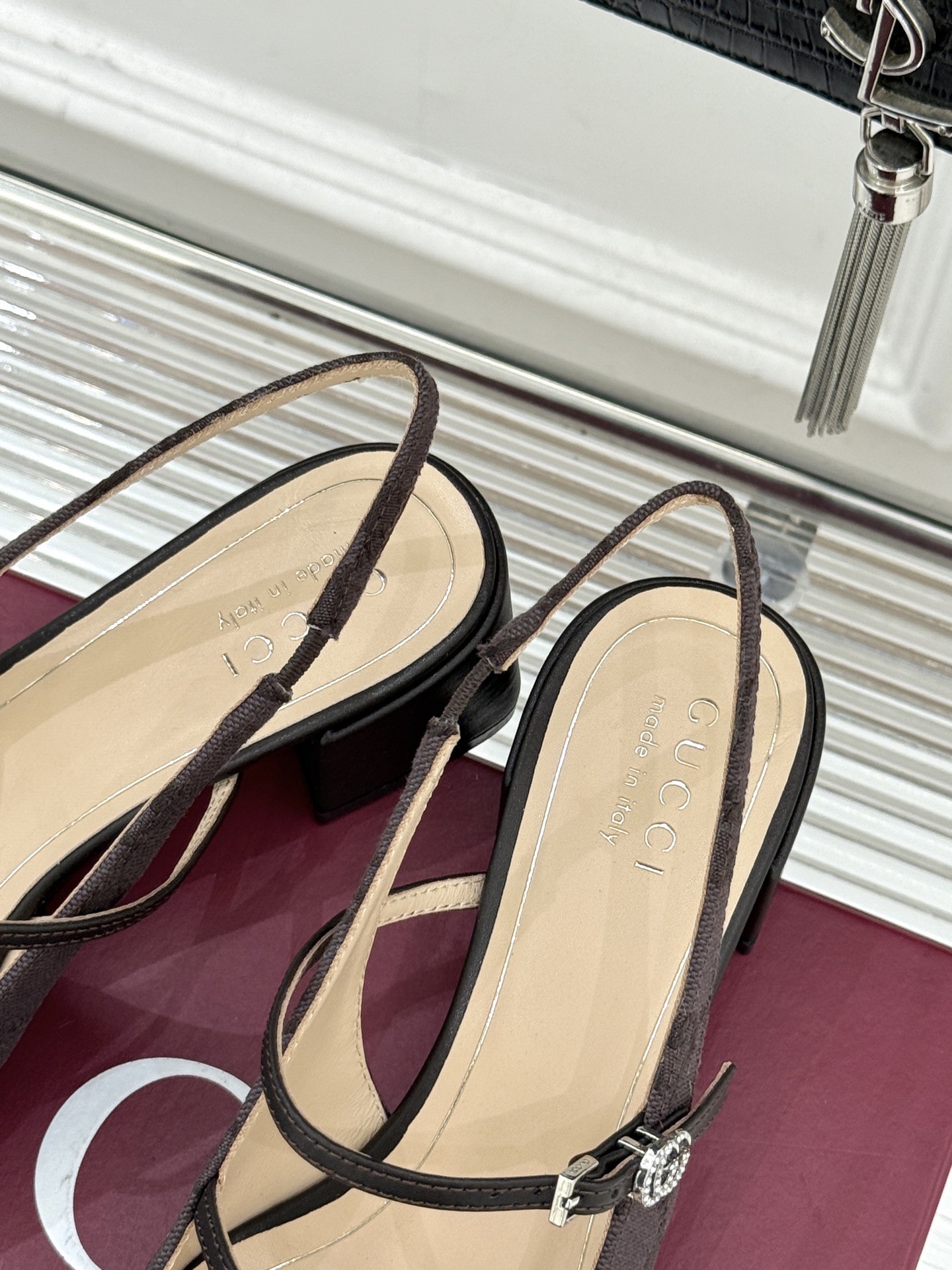 Gucci/古驰25WF水钻双G老花粗跟方头后空凉鞋简直是时尚圈的一颗重磅炸弹💥 方头设计复古又时髦完美