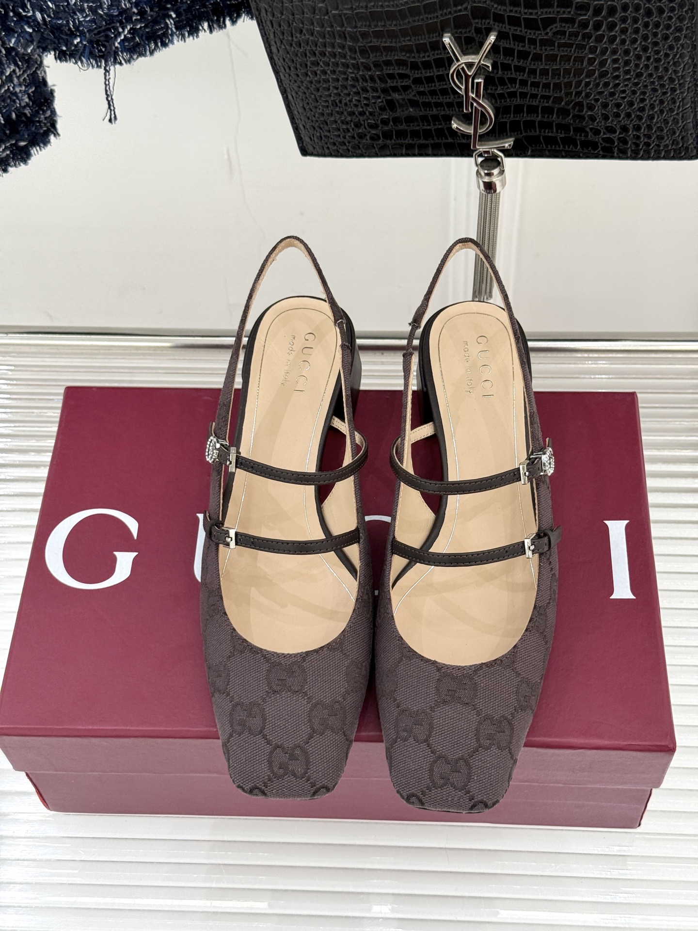 Gucci/古驰25WF水钻双G老花粗跟方头后空凉鞋简直是时尚圈的一颗重磅炸弹💥 方头设计复古又时髦完美