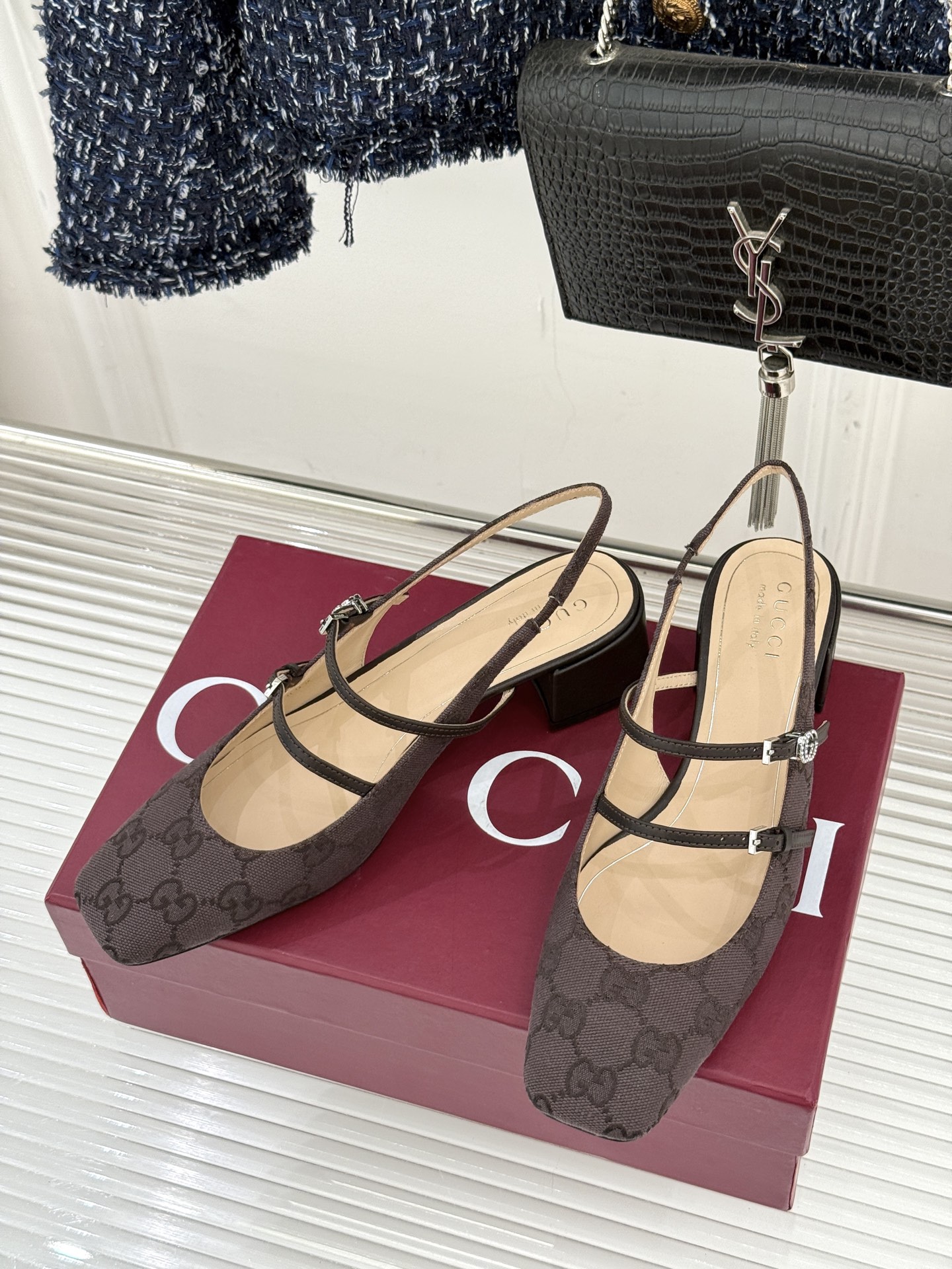 Gucci/古驰25WF水钻双G老花粗跟方头后空凉鞋简直是时尚圈的一颗重磅炸弹💥 方头设计复古又时髦完美