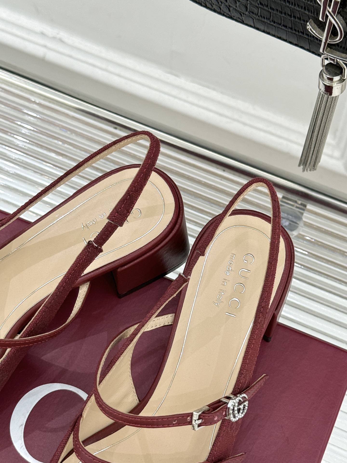 Gucci/古驰25WF水钻双G老花粗跟方头后空凉鞋简直是时尚圈的一颗重磅炸弹💥 方头设计复古又时髦完美