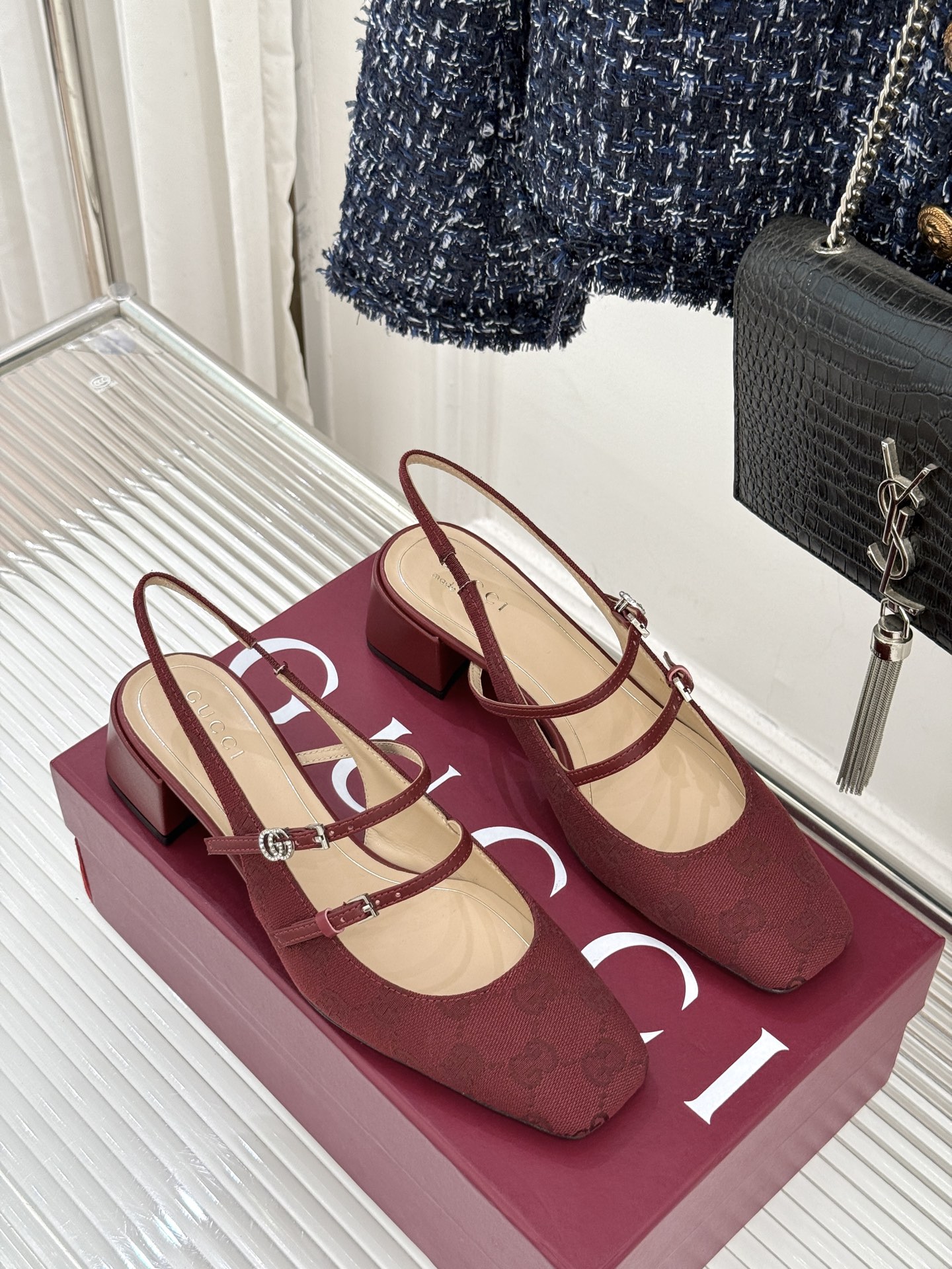 Gucci/古驰25WF水钻双G老花粗跟方头后空凉鞋简直是时尚圈的一颗重磅炸弹💥 方头设计复古又时髦完美