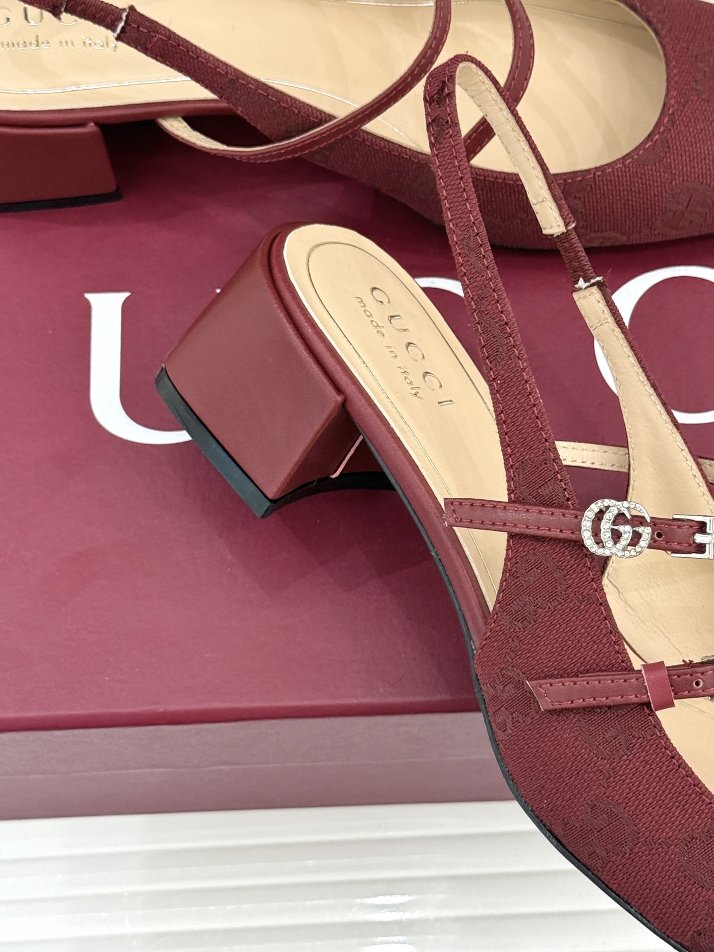 Gucci/古驰25WF水钻双G老花粗跟方头后空凉鞋简直是时尚圈的一颗重磅炸弹💥 方头设计复古又时髦完美