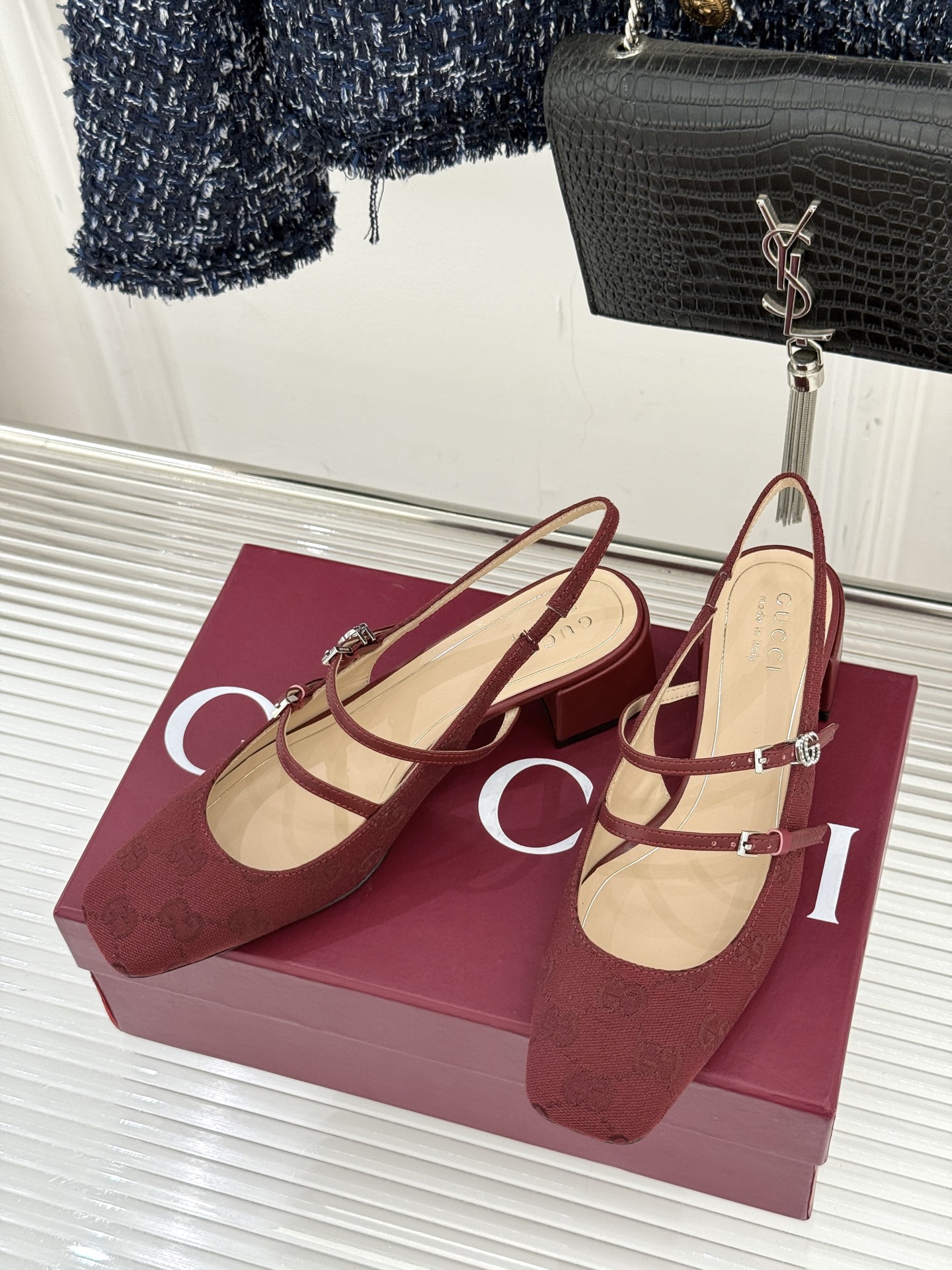 Gucci/古驰25WF水钻双G老花粗跟方头后空凉鞋简直是时尚圈的一颗重磅炸弹💥 方头设计复古又时髦完美