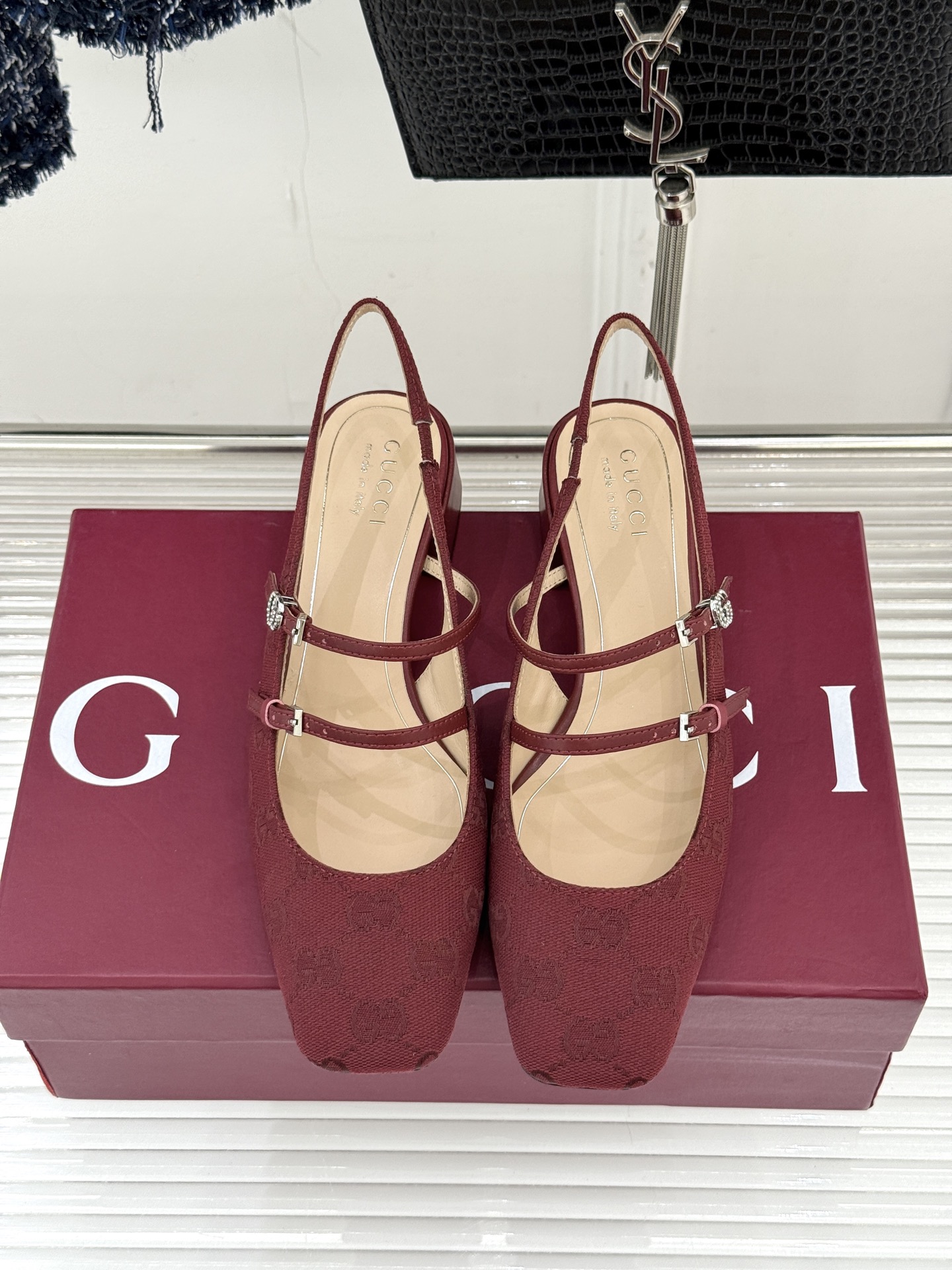 Gucci/古驰25WF水钻双G老花粗跟方头后空凉鞋简直是时尚圈的一颗重磅炸弹💥 方头设计复古又时髦完美