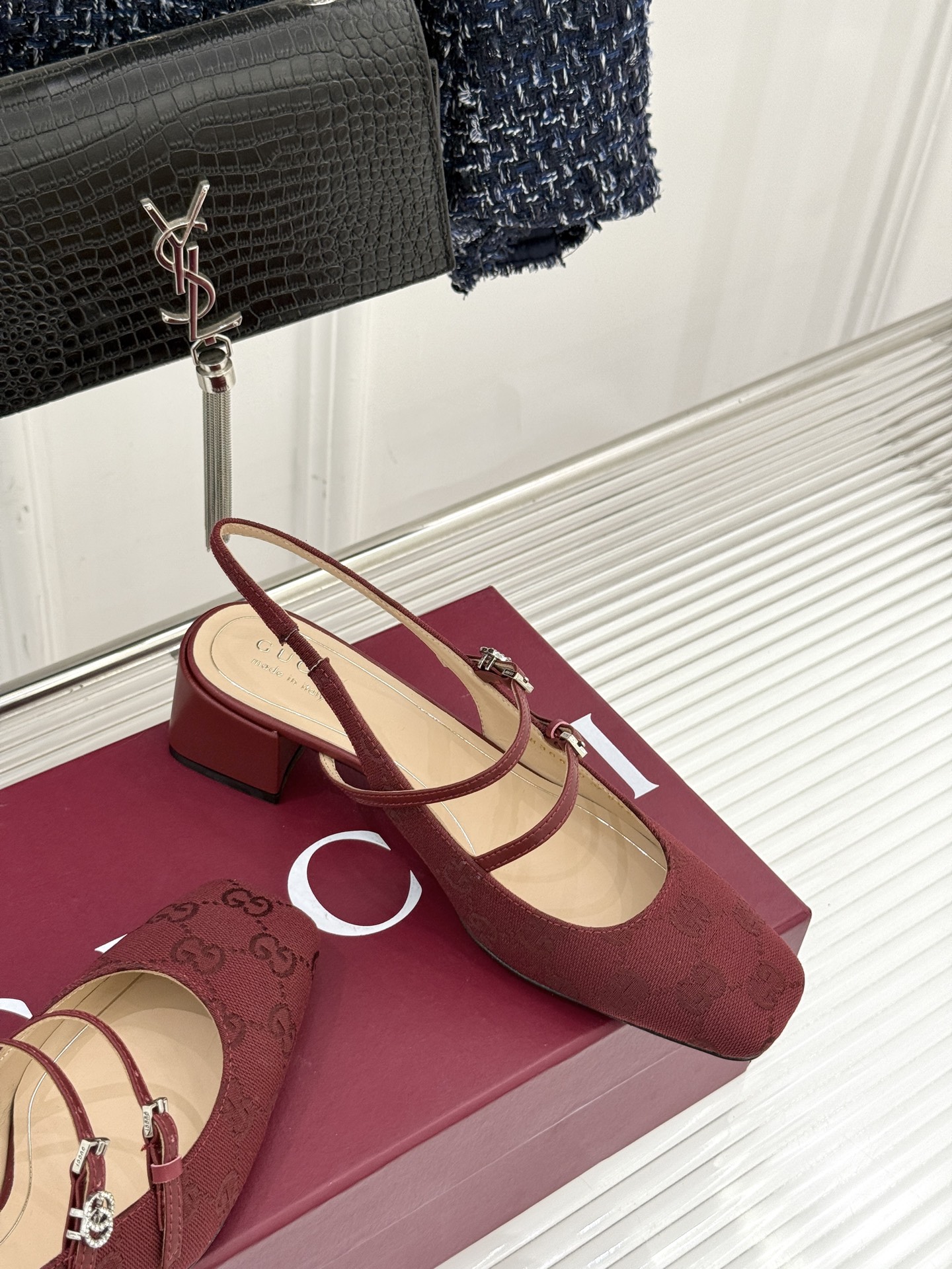 Gucci/古驰25WF水钻双G老花粗跟方头后空凉鞋简直是时尚圈的一颗重磅炸弹💥 方头设计复古又时髦完美