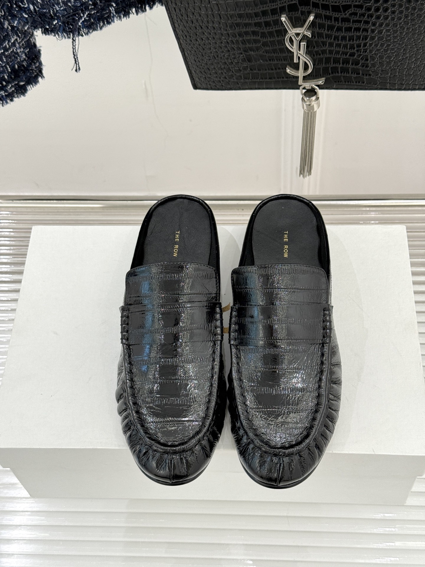 The Row 25WF新品复古包头半拖拖鞋这双半拖简直是极简美学的典范！方头设计利落大气 又修饰脚型完