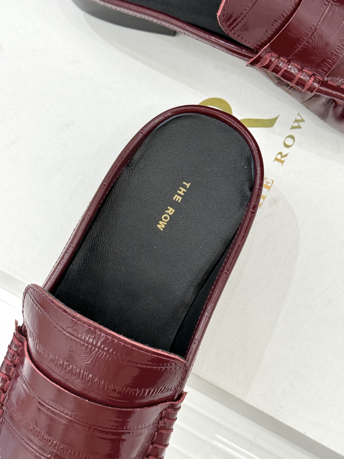 The Row 25WF新品复古包头半拖拖鞋这双半拖简直是极简美学的典范！方头设计利落大气 又修饰脚型完