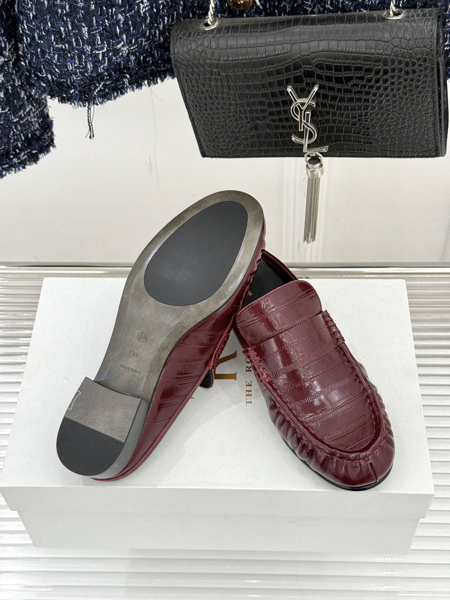 The Row 25WF新品复古包头半拖拖鞋这双半拖简直是极简美学的典范！方头设计利落大气 又修饰脚型完