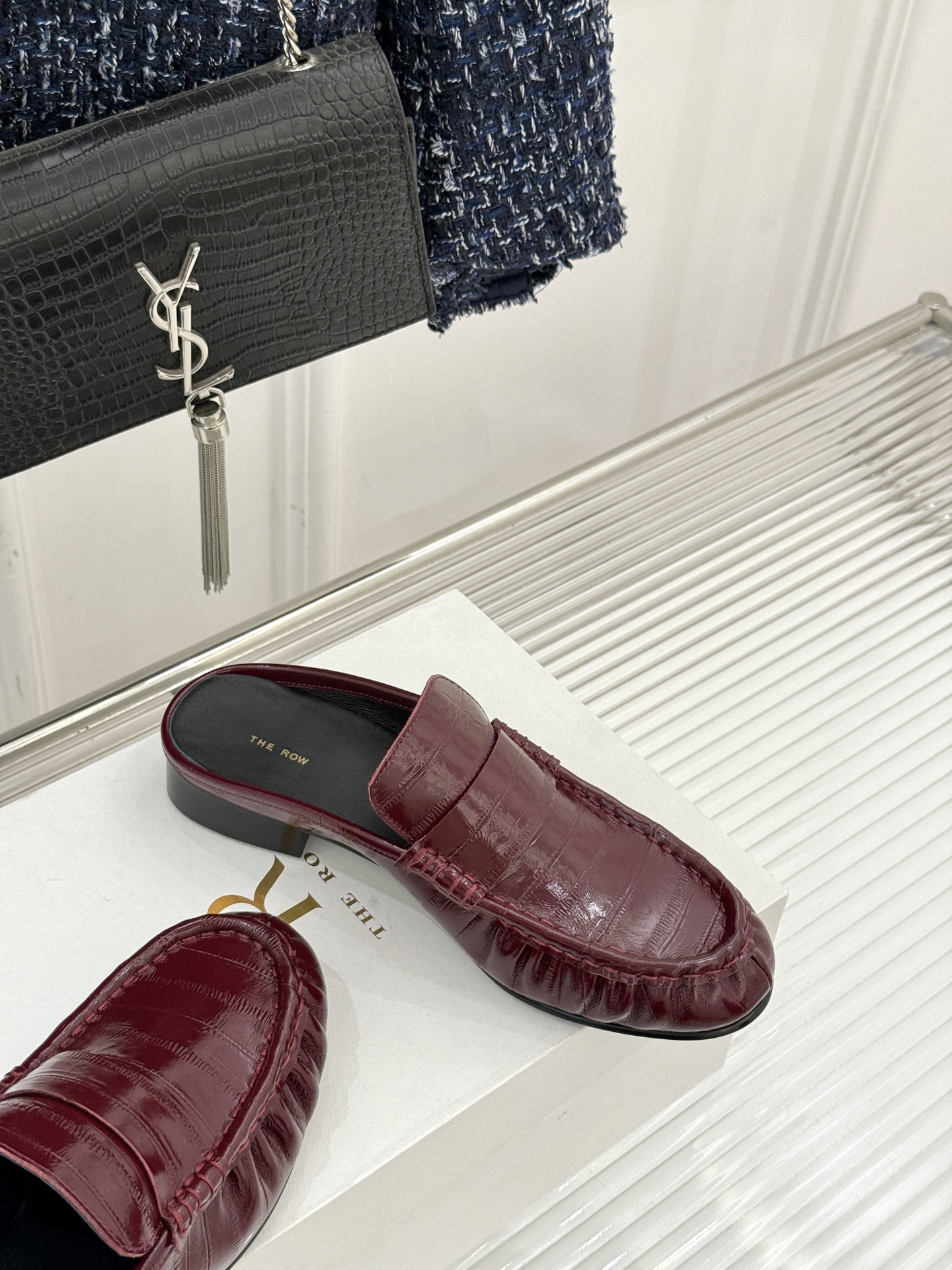 The Row 25WF新品复古包头半拖拖鞋这双半拖简直是极简美学的典范！方头设计利落大气 又修饰脚型完