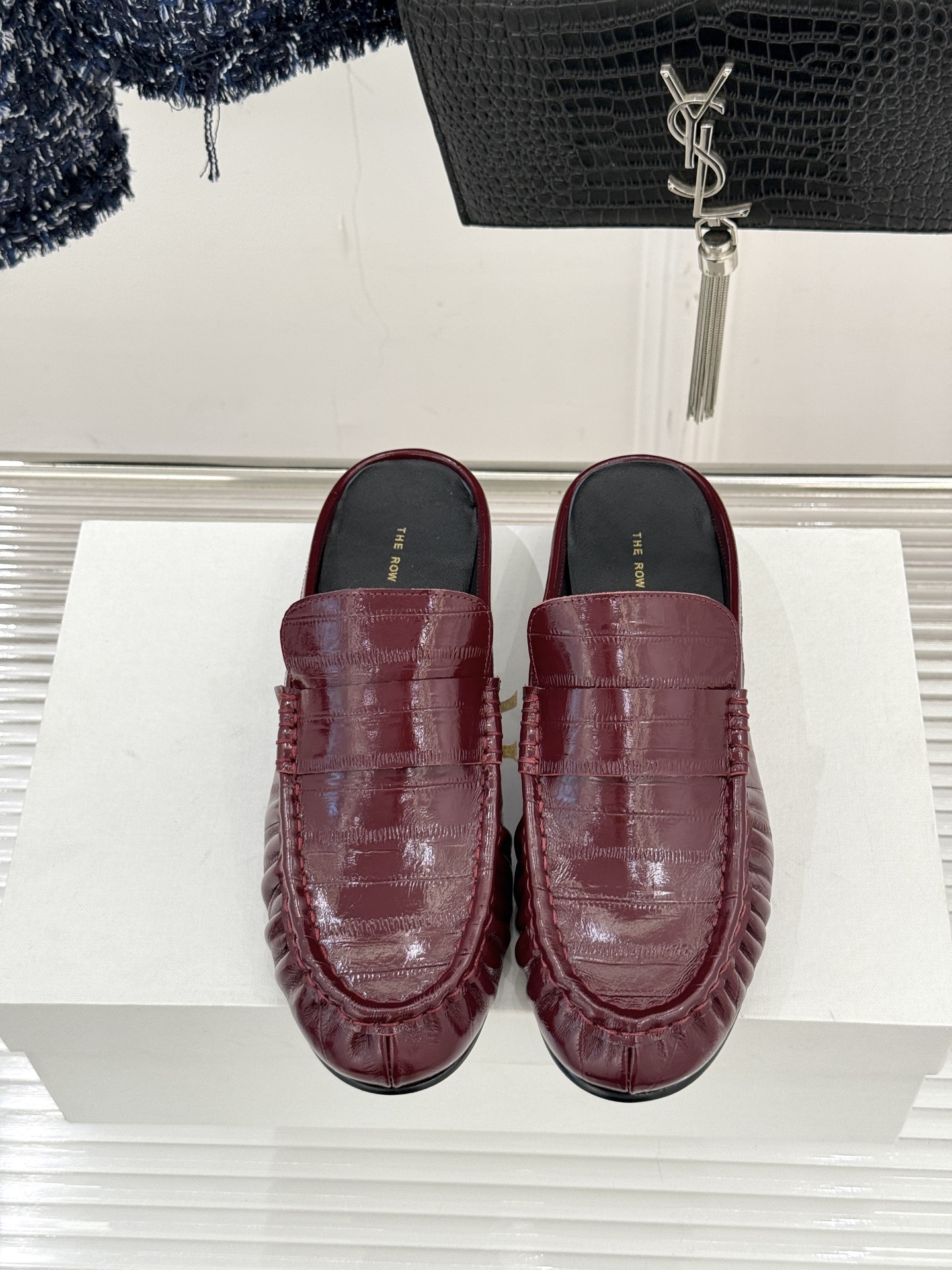 The Row 25WF新品复古包头半拖拖鞋这双半拖简直是极简美学的典范！方头设计利落大气 又修饰脚型完