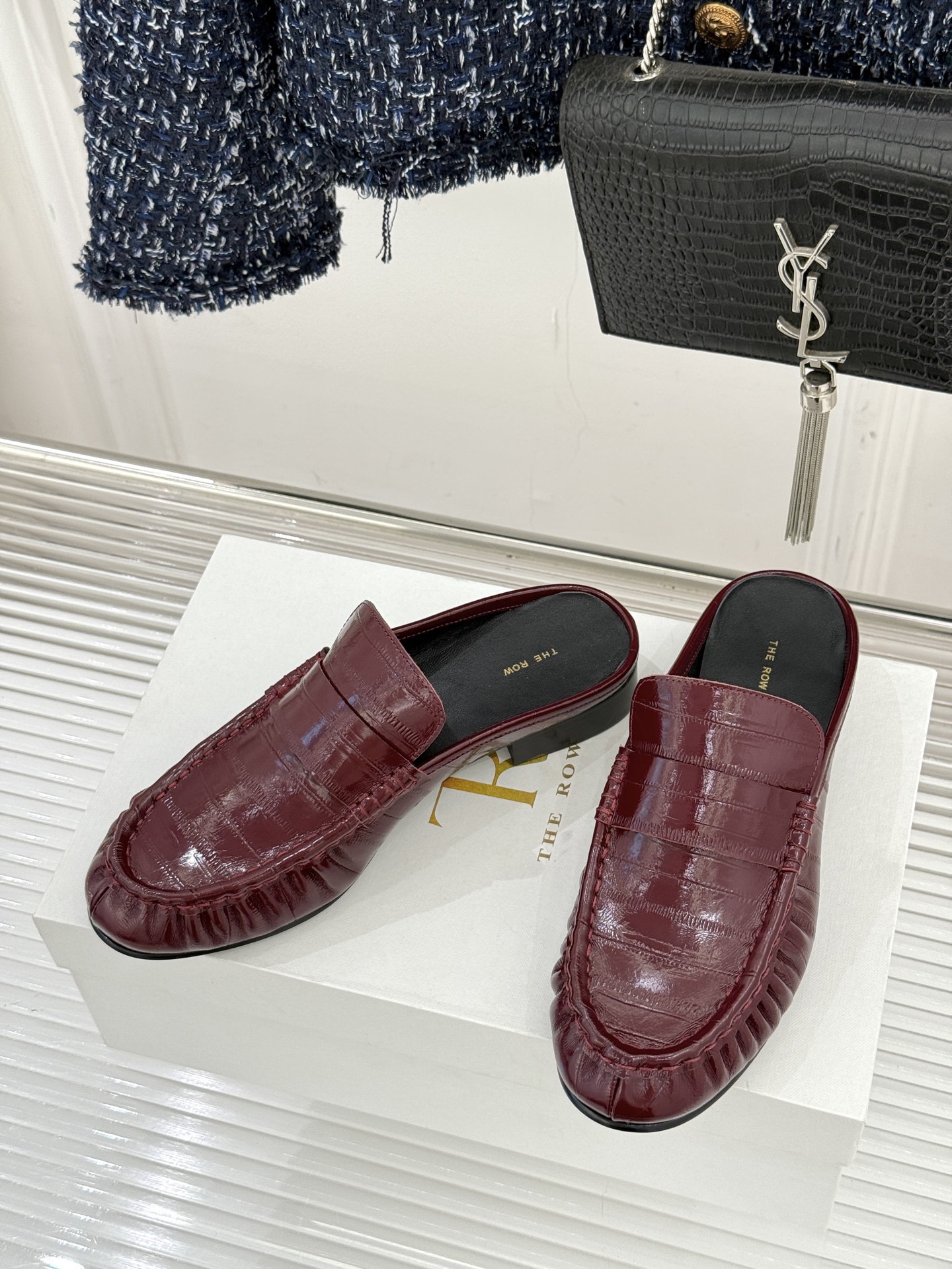 The Row 25WF新品复古包头半拖拖鞋这双半拖简直是极简美学的典范！方头设计利落大气 又修饰脚型完