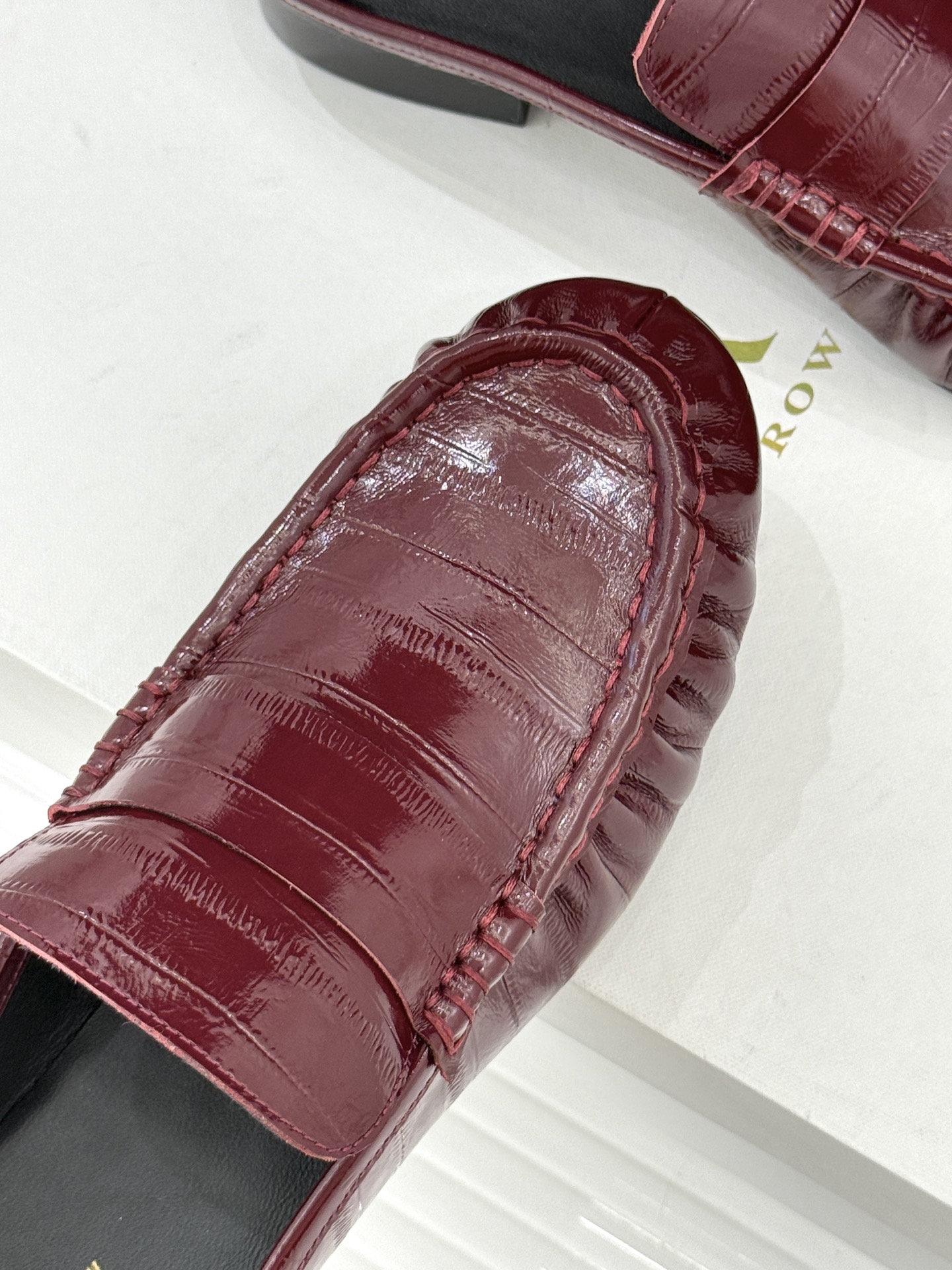 The Row 25WF新品复古包头半拖拖鞋这双半拖简直是极简美学的典范！方头设计利落大气 又修饰脚型完