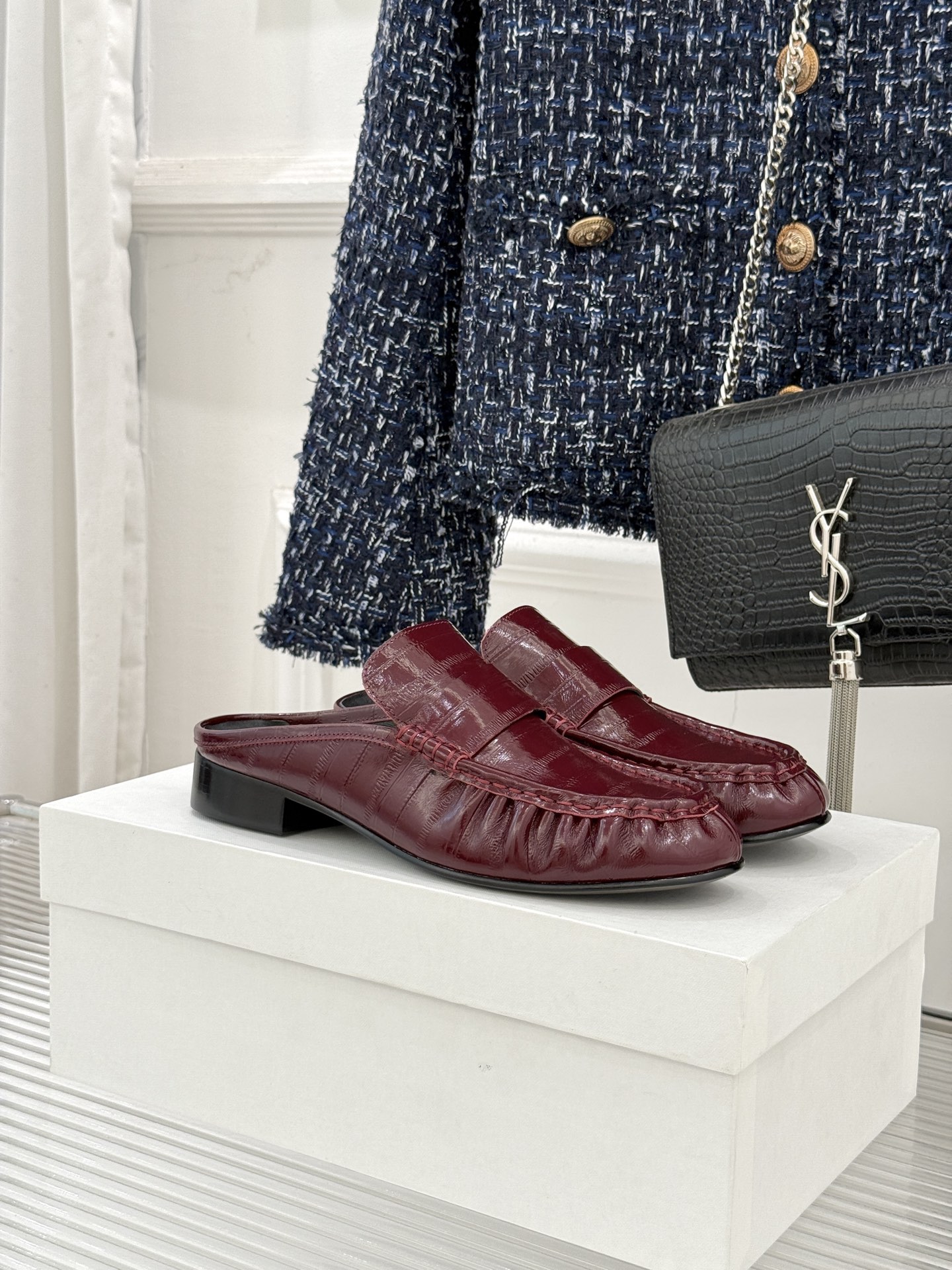 The Row 25WF新品复古包头半拖拖鞋这双半拖简直是极简美学的典范！方头设计利落大气 又修饰脚型完