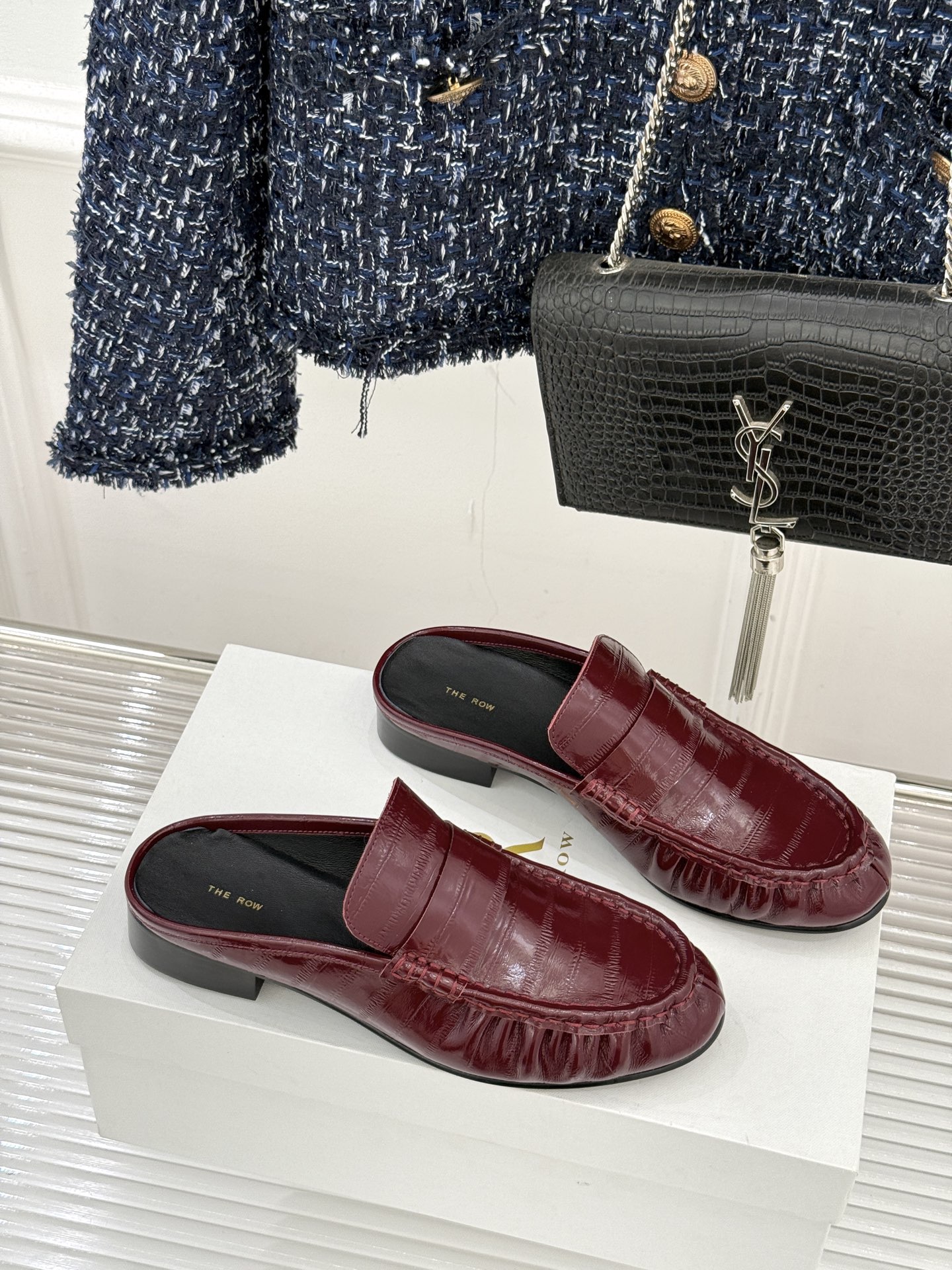 The Row 25WF新品复古包头半拖拖鞋这双半拖简直是极简美学的典范！方头设计利落大气 又修饰脚型完