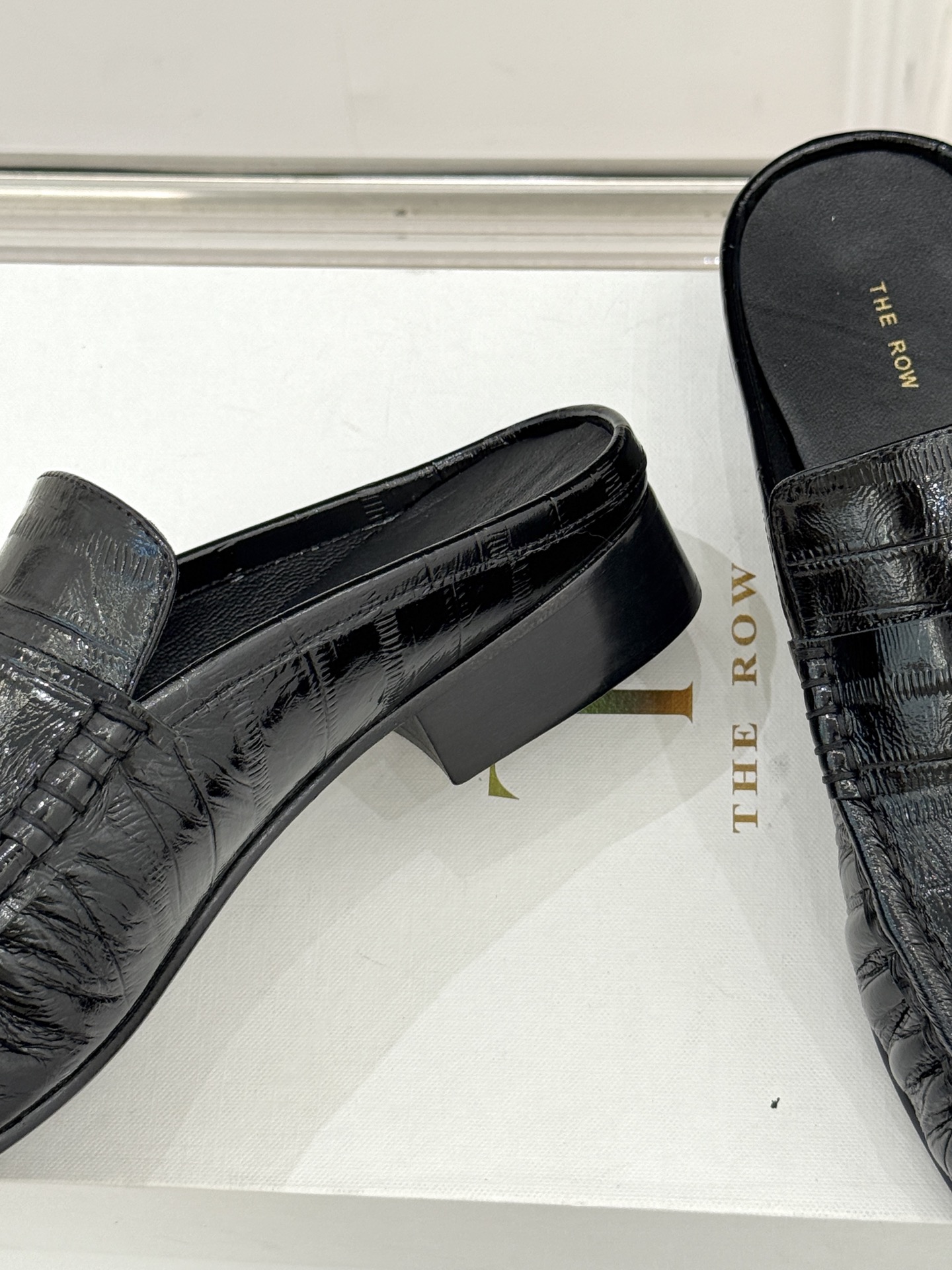 The Row 25WF新品复古包头半拖拖鞋这双半拖简直是极简美学的典范！方头设计利落大气 又修饰脚型完