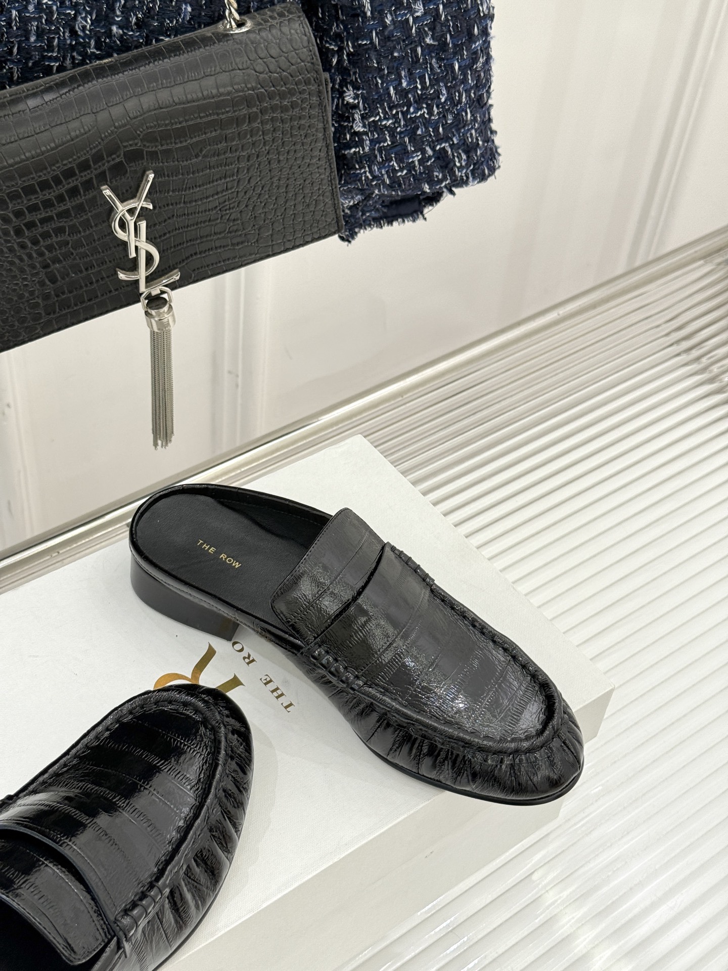 The Row 25WF新品复古包头半拖拖鞋这双半拖简直是极简美学的典范！方头设计利落大气 又修饰脚型完