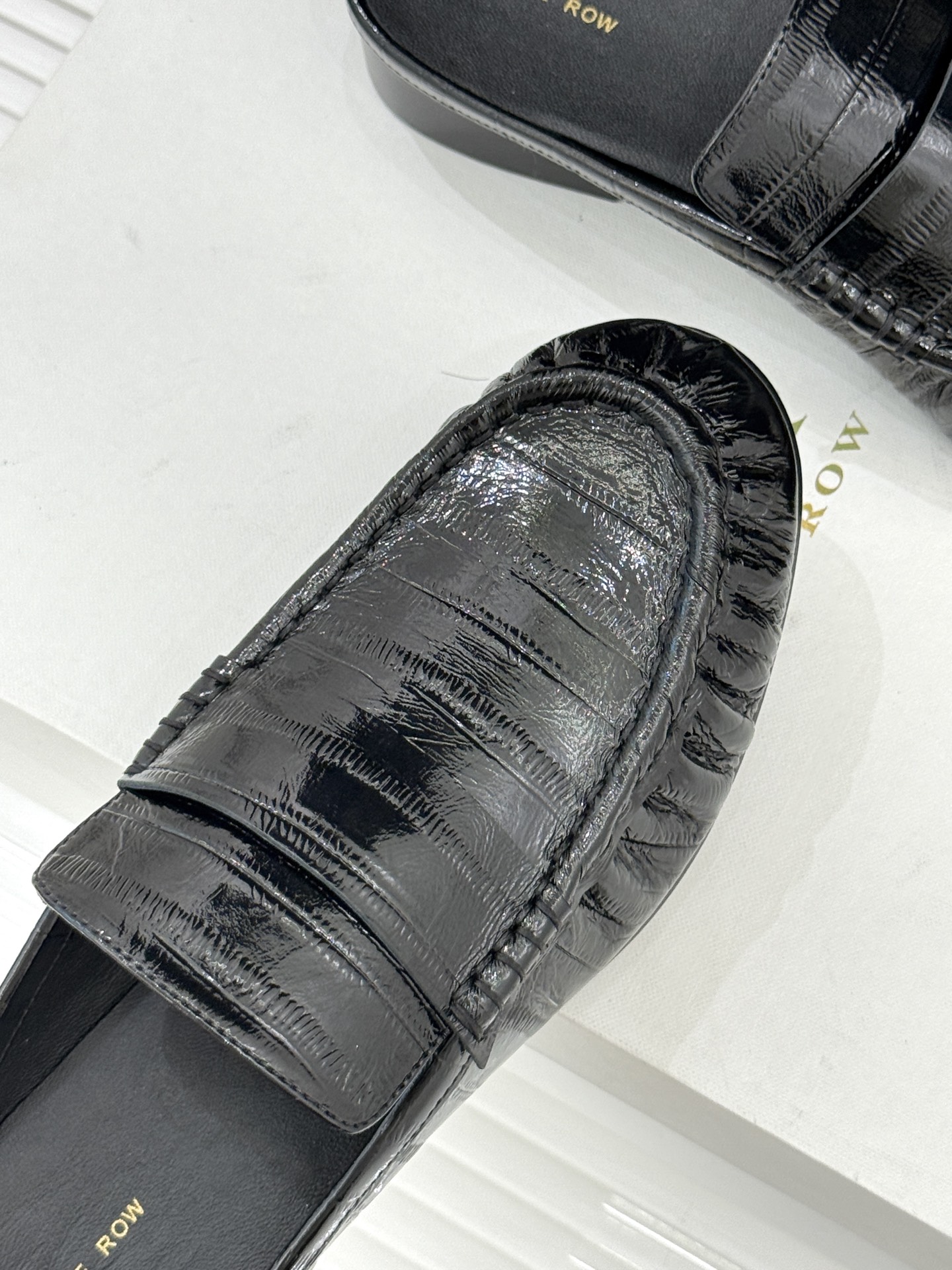The Row 25WF新品复古包头半拖拖鞋这双半拖简直是极简美学的典范！方头设计利落大气 又修饰脚型完